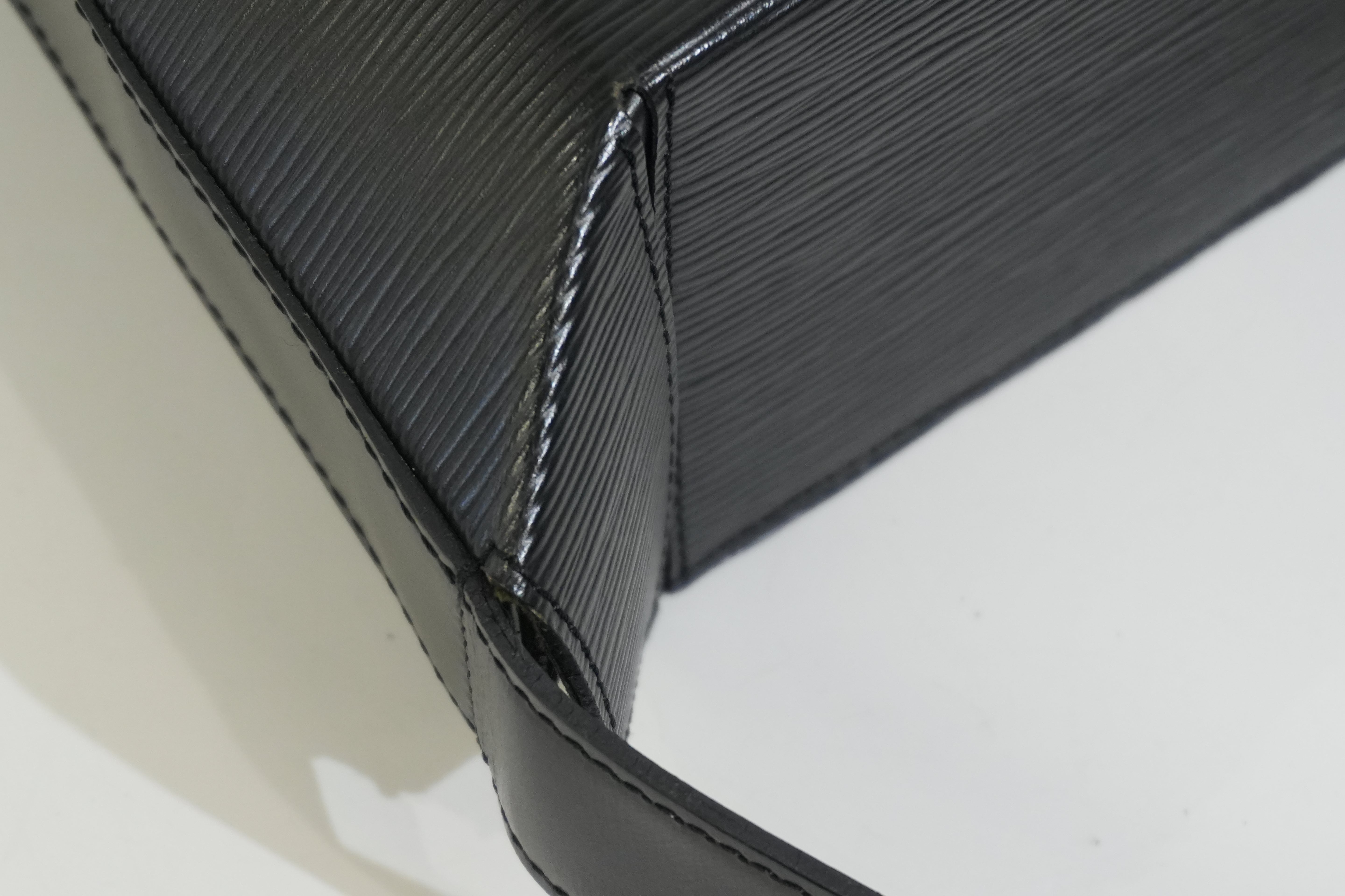 Pr-owned Louis Vuitton Epi Sac Seau Shoulder Bag Black
