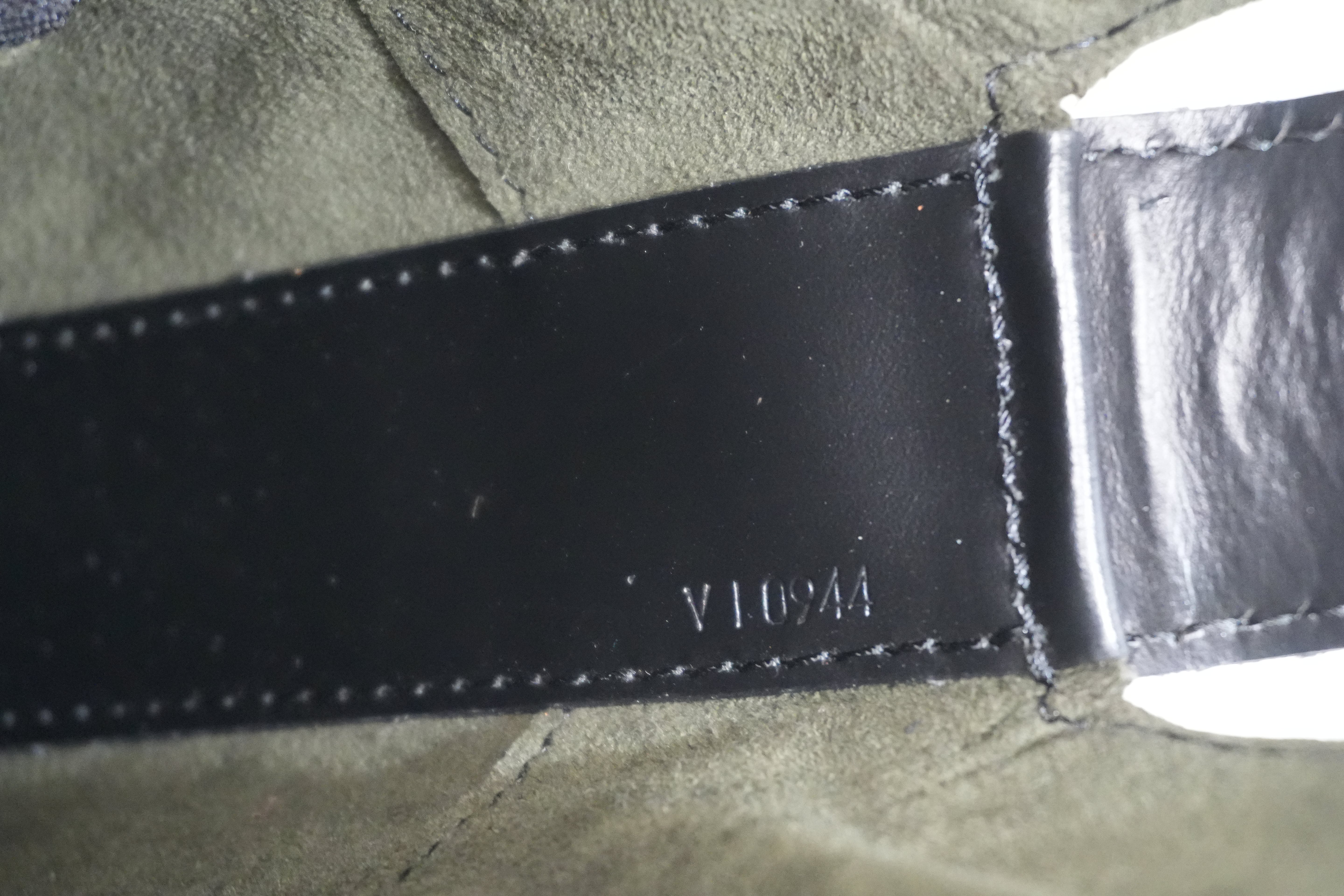 Pr-owned Louis Vuitton Epi Sac Seau Shoulder Bag Black