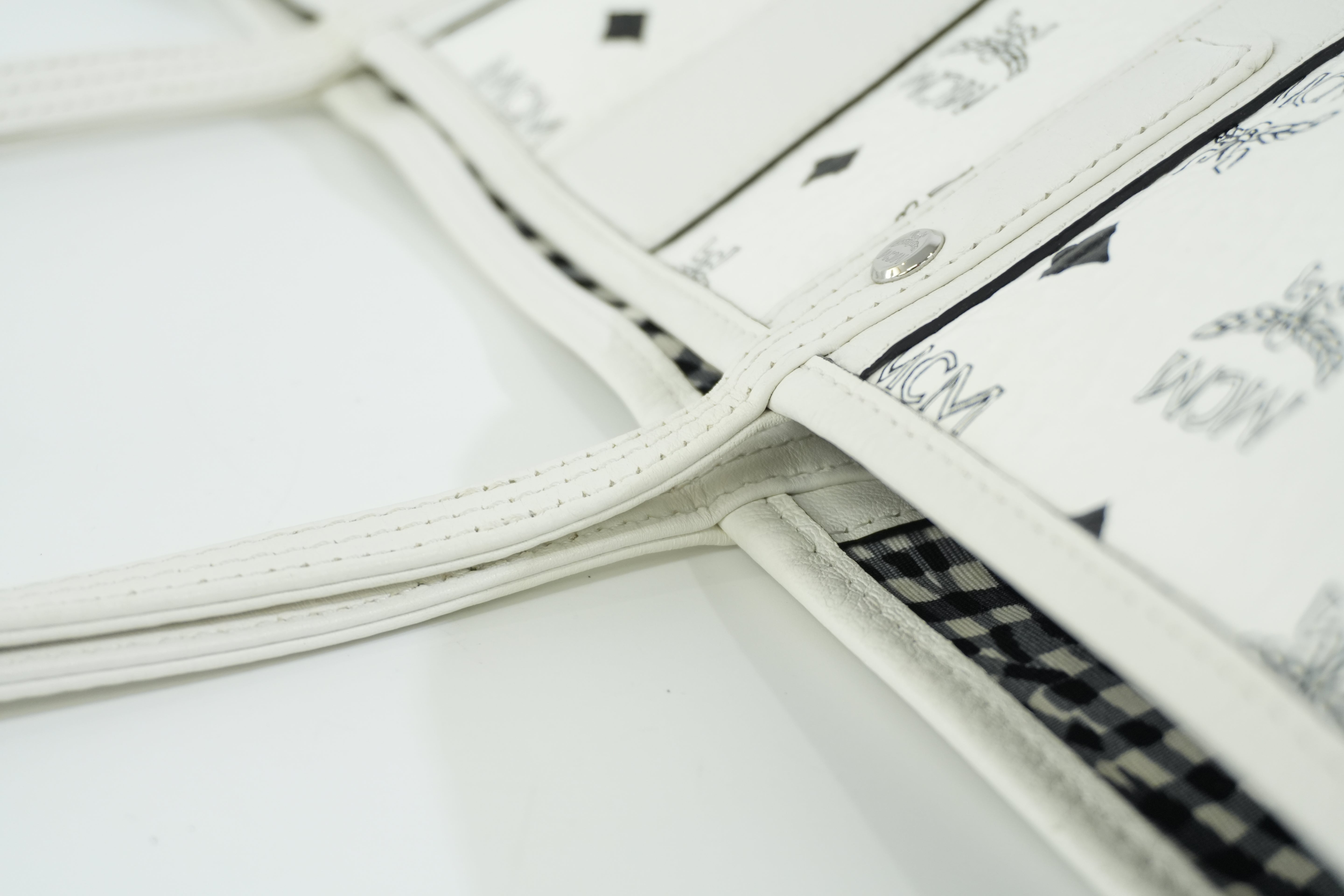 Pre-owned MCM Tote Bag with Pouch White