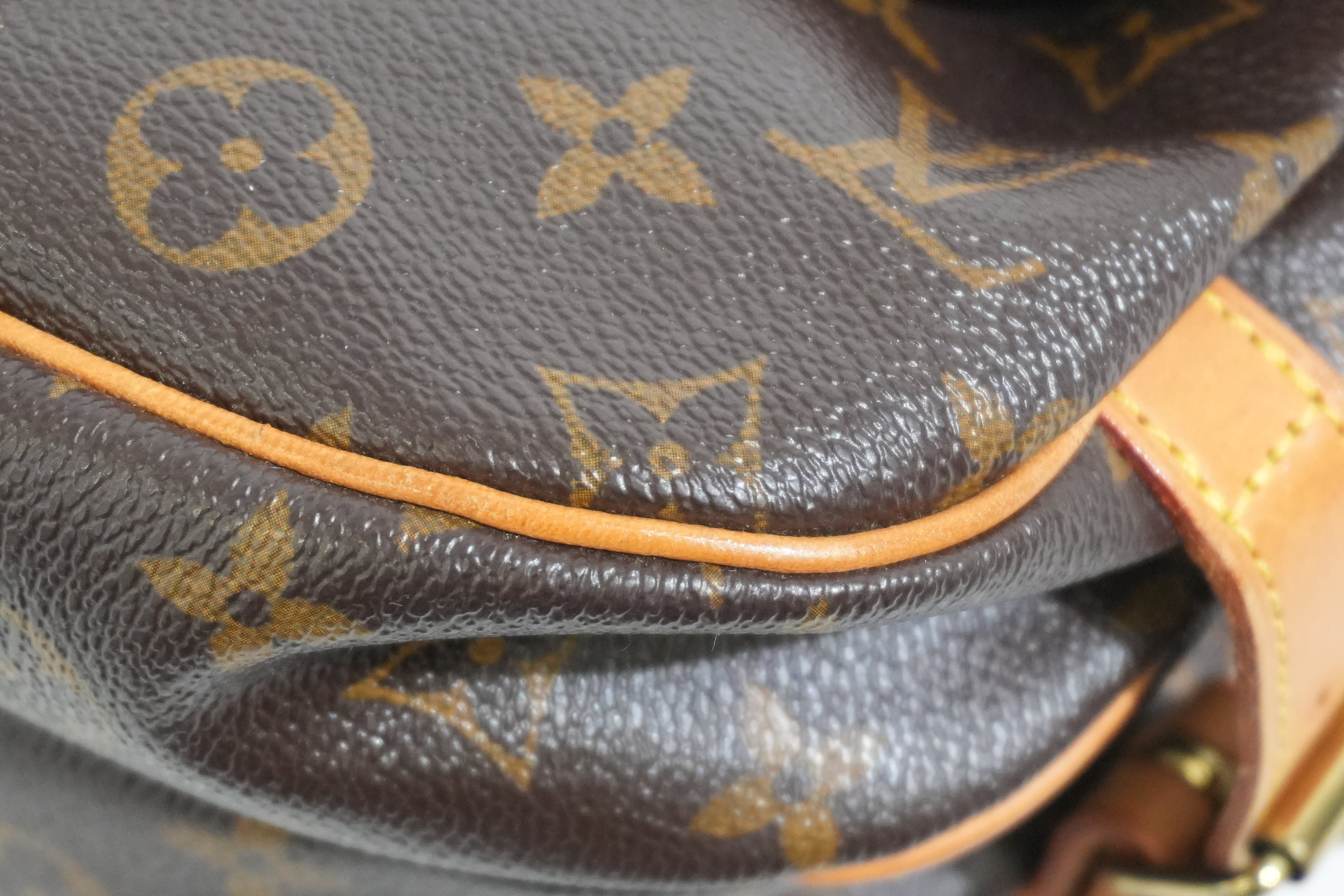 Pre-owned Louis Vuitton Monogram Saumur 30 Crossbody Bag