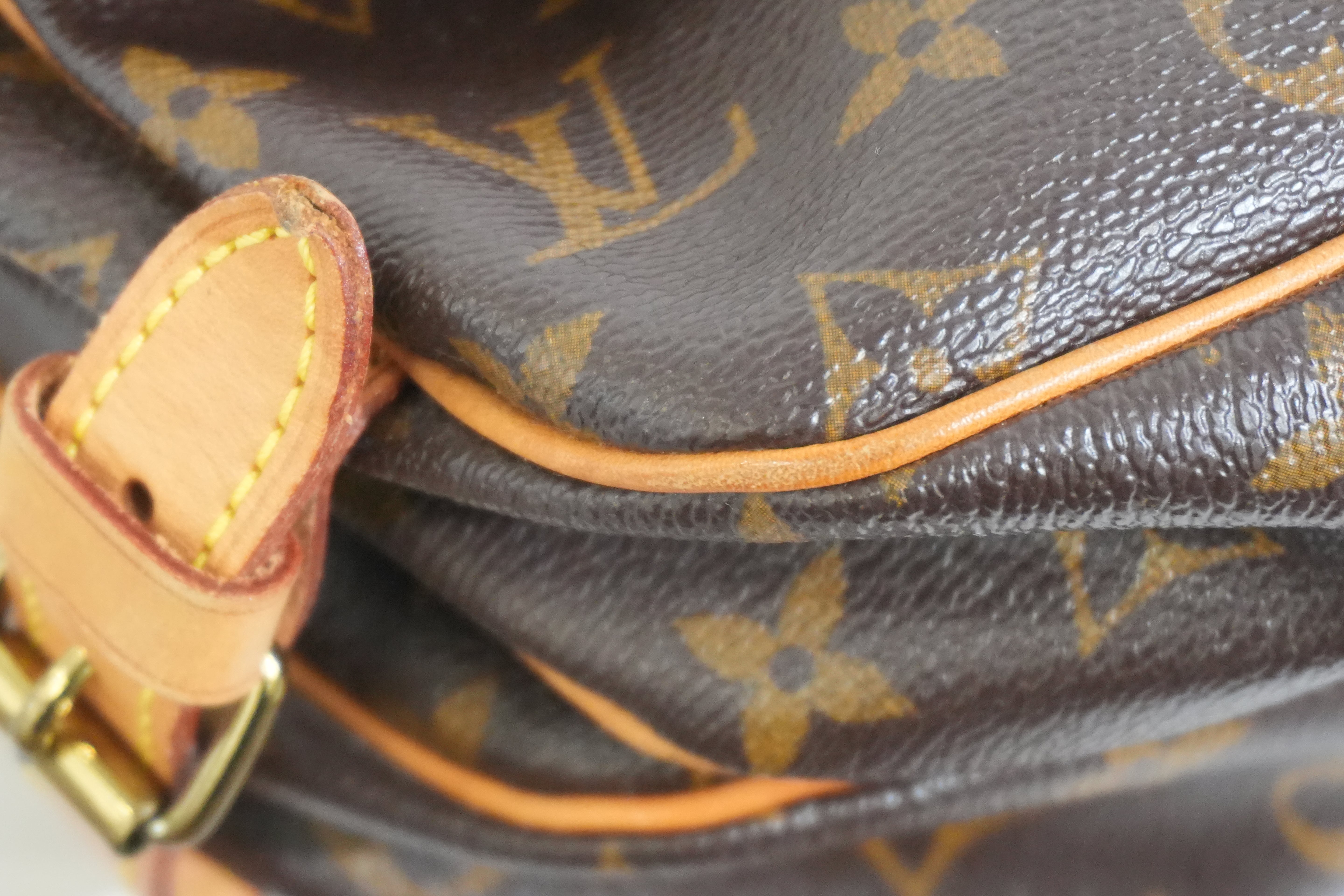 Pre-owned Louis Vuitton Monogram Saumur 30 Crossbody Bag