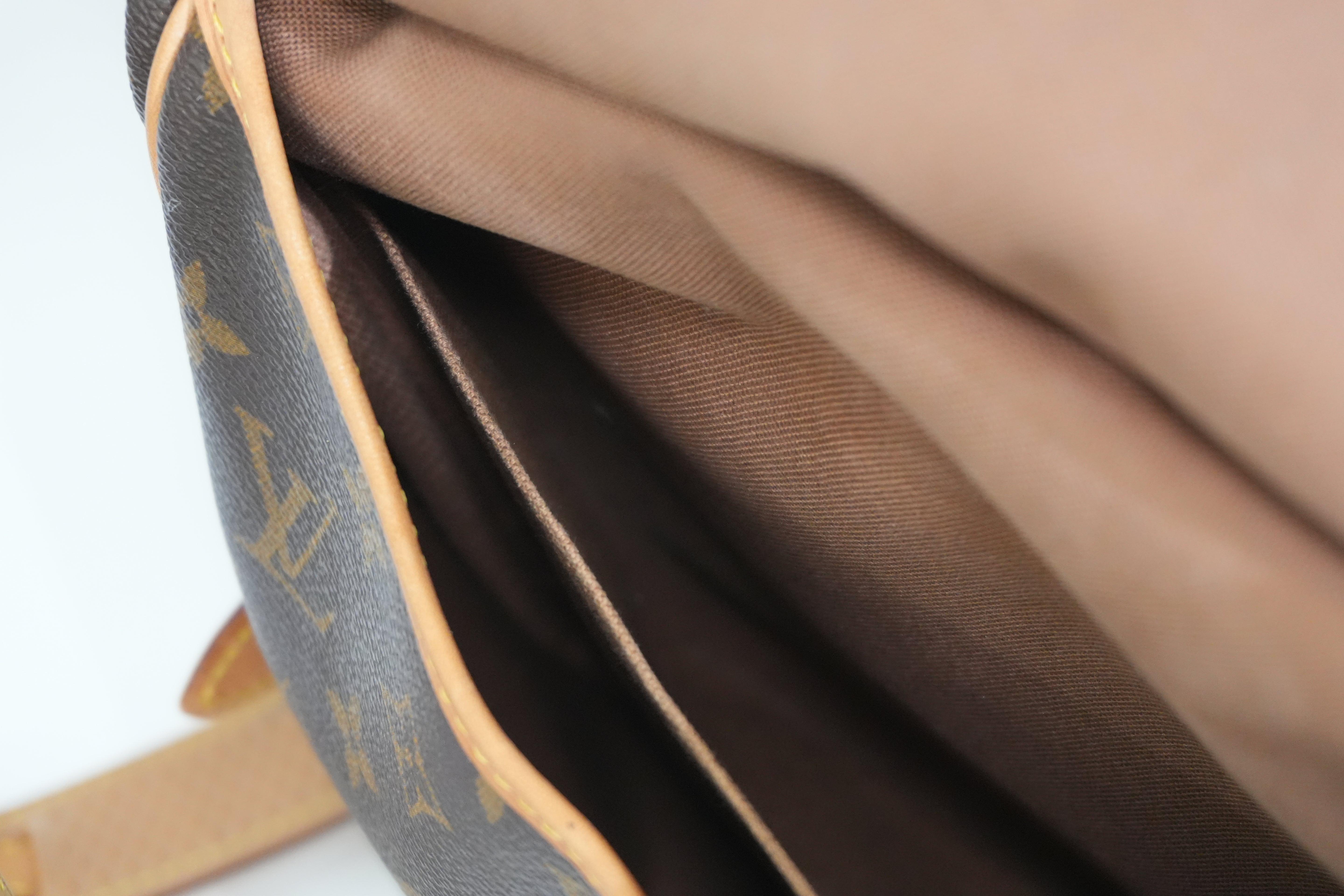 Pre-owned Louis Vuitton Monogram Saumur 30 Crossbody Bag