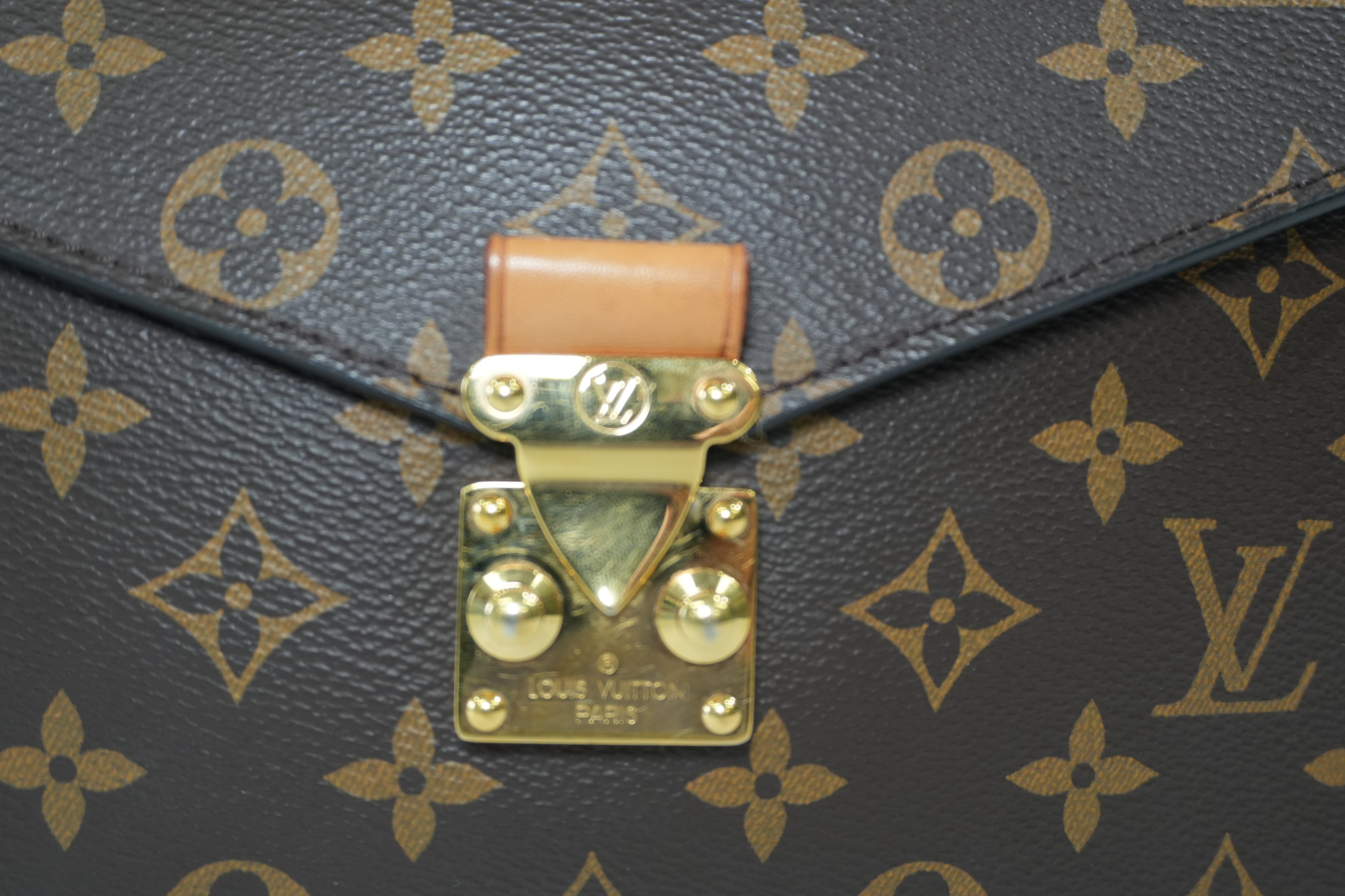 Pre-owned Louis Vuitton Monogram Pochette Metis Shoulder Bag