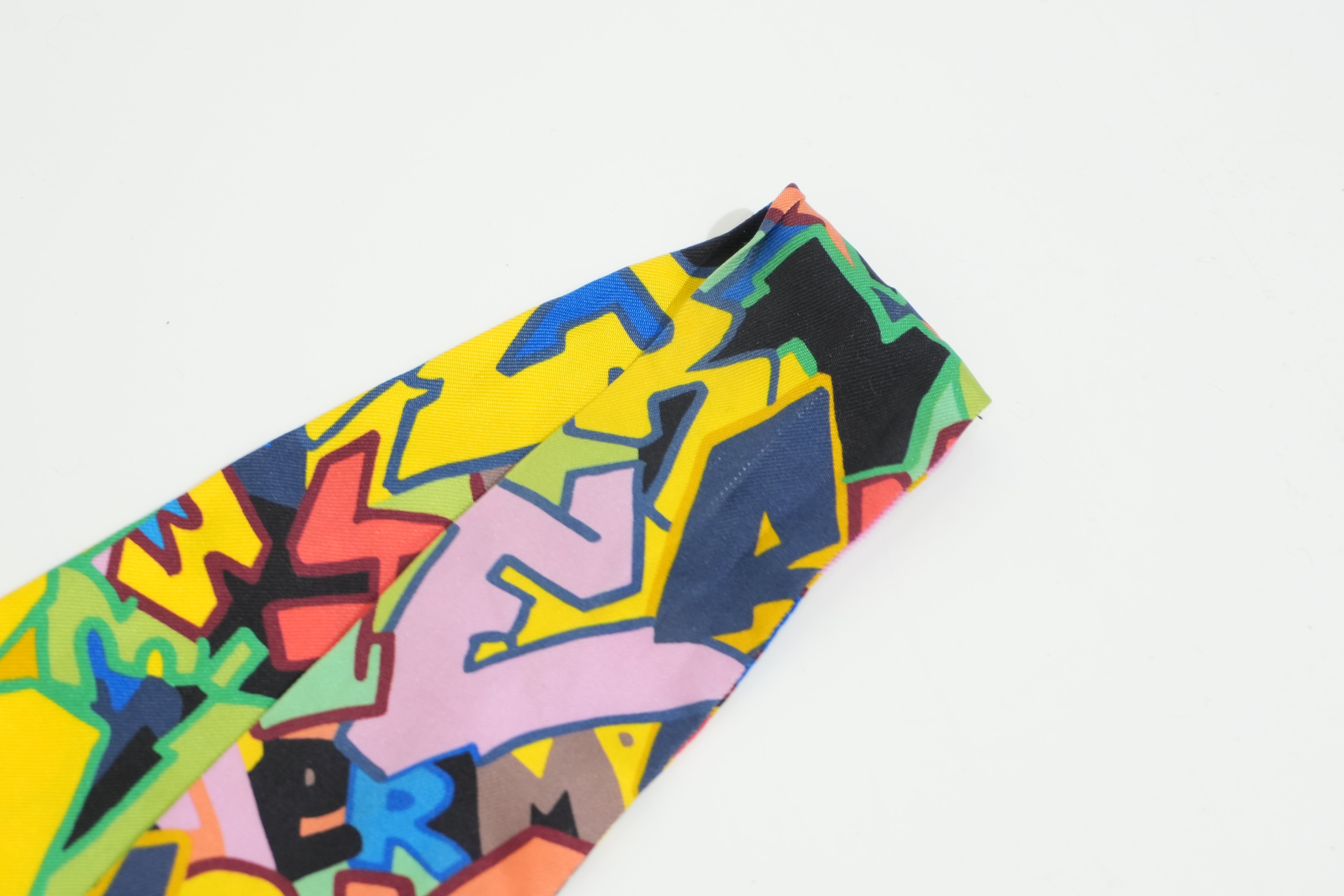 Pre-owned Hermes Silk Twilly Grafitti Multicolor
