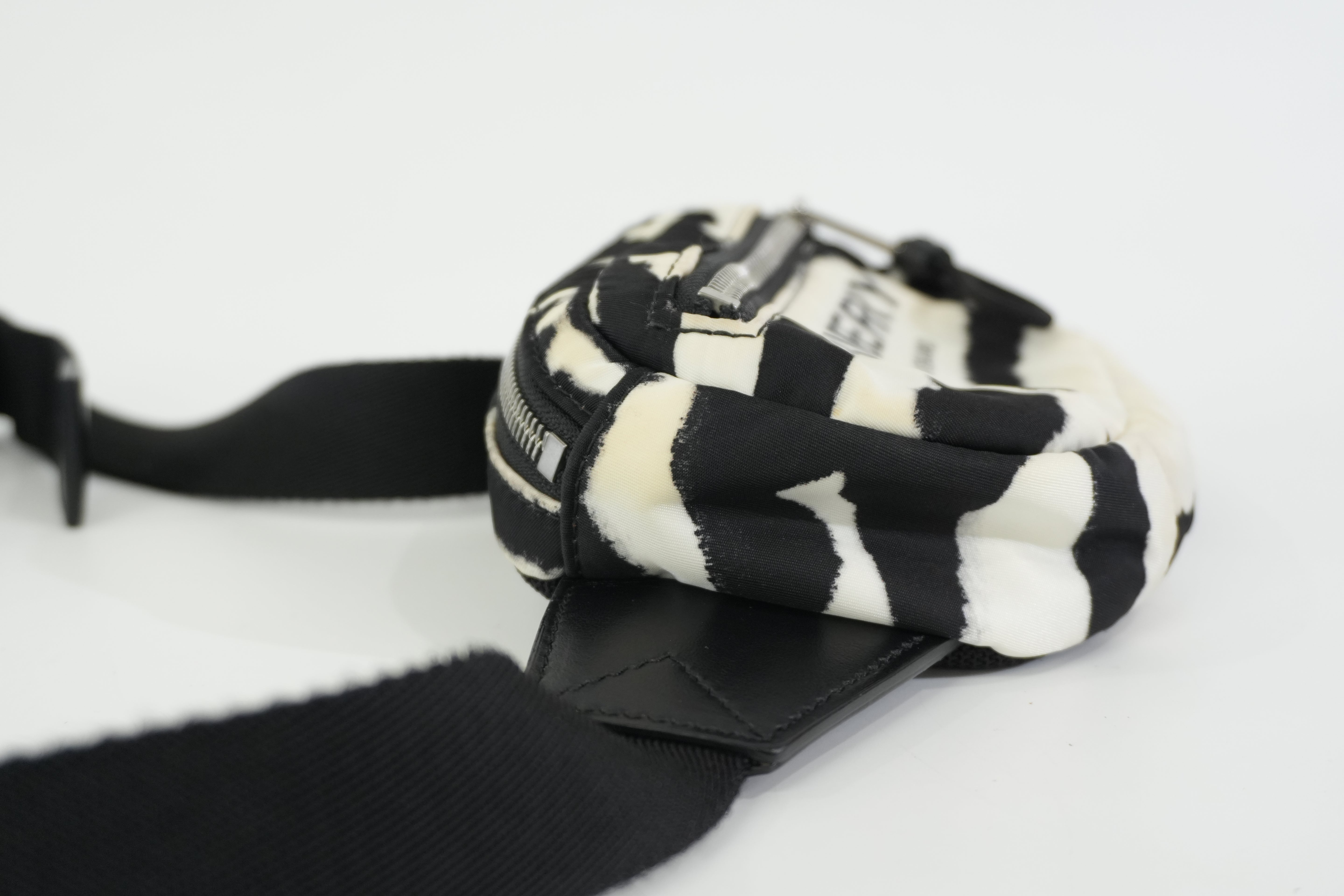 Pre-owned Burberry Body Bag Black and White