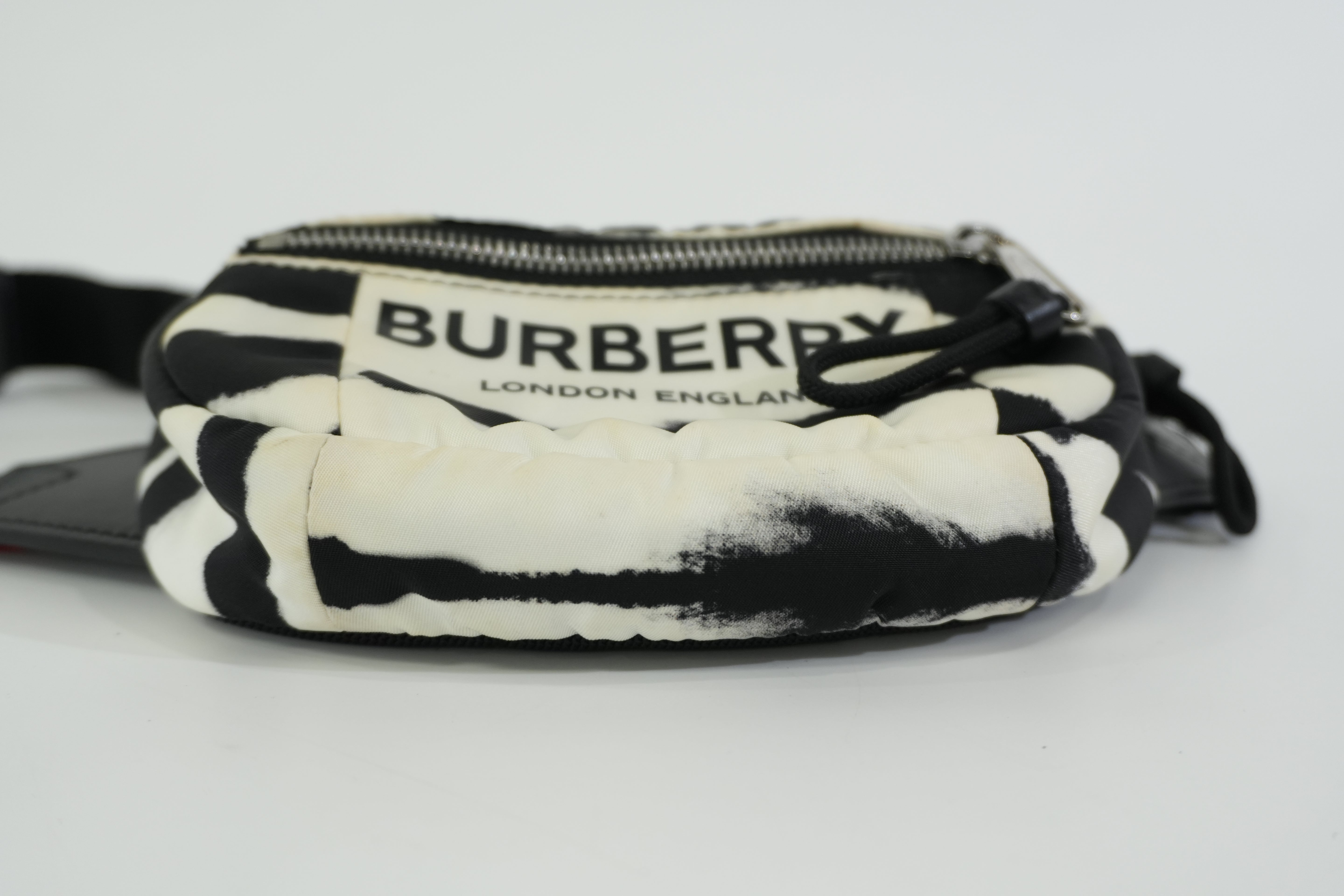 Pre-owned Burberry Body Bag Black and White