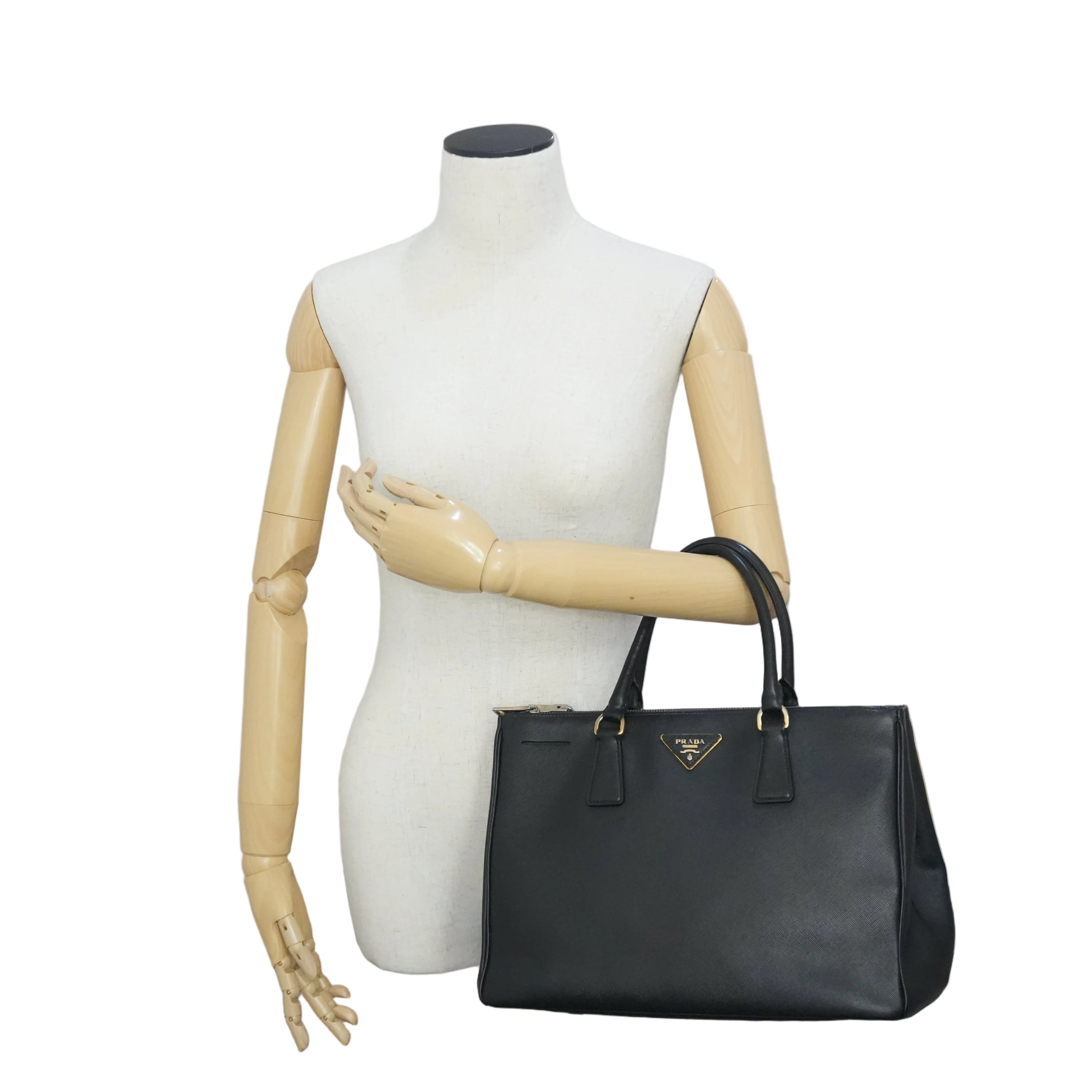 Pre-owned Prada Calfskin Leather Saffiano Handbag Black