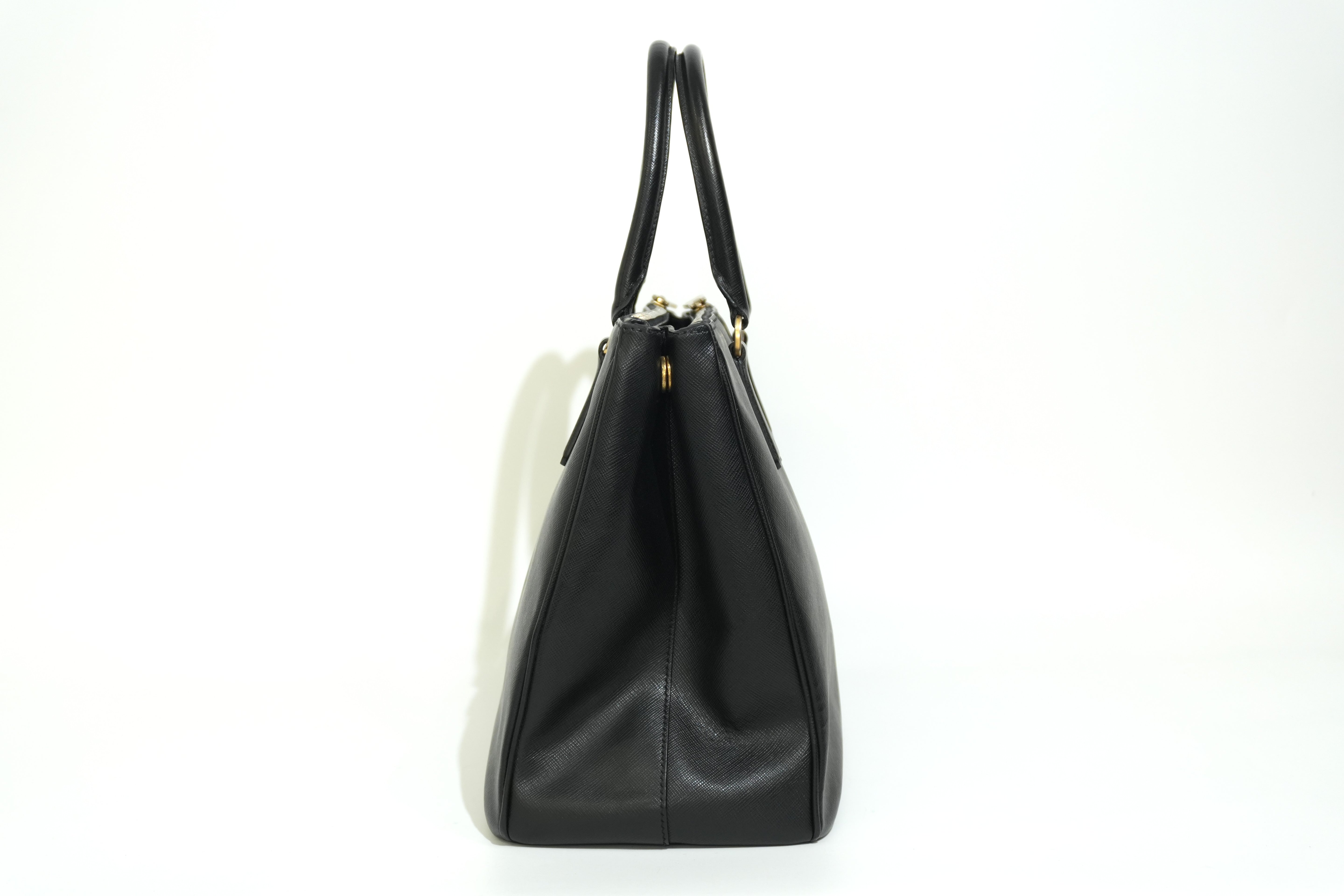 Pre-owned Prada Calfskin Leather Saffiano Handbag Black