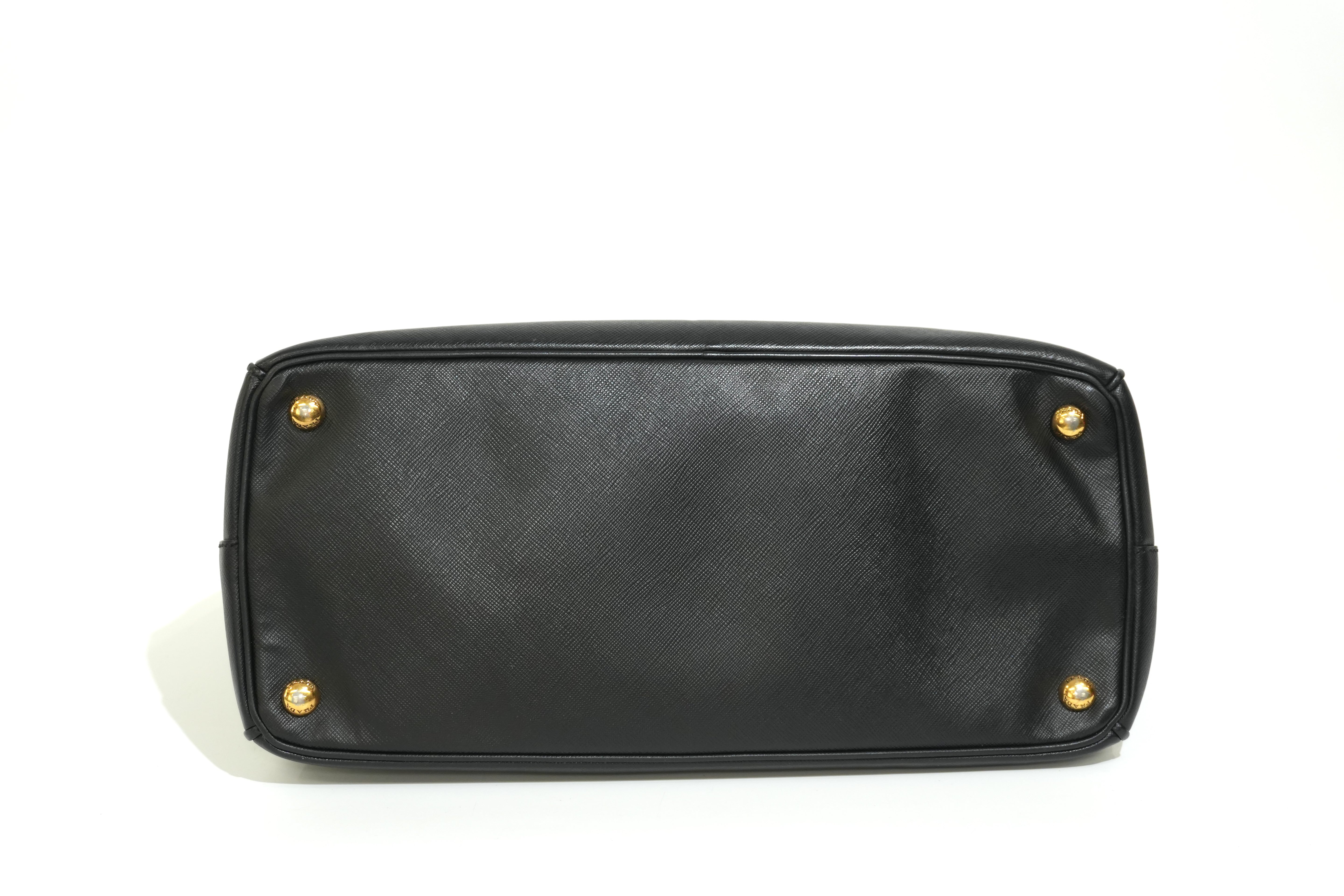 Pre-owned Prada Calfskin Leather Saffiano Handbag Black