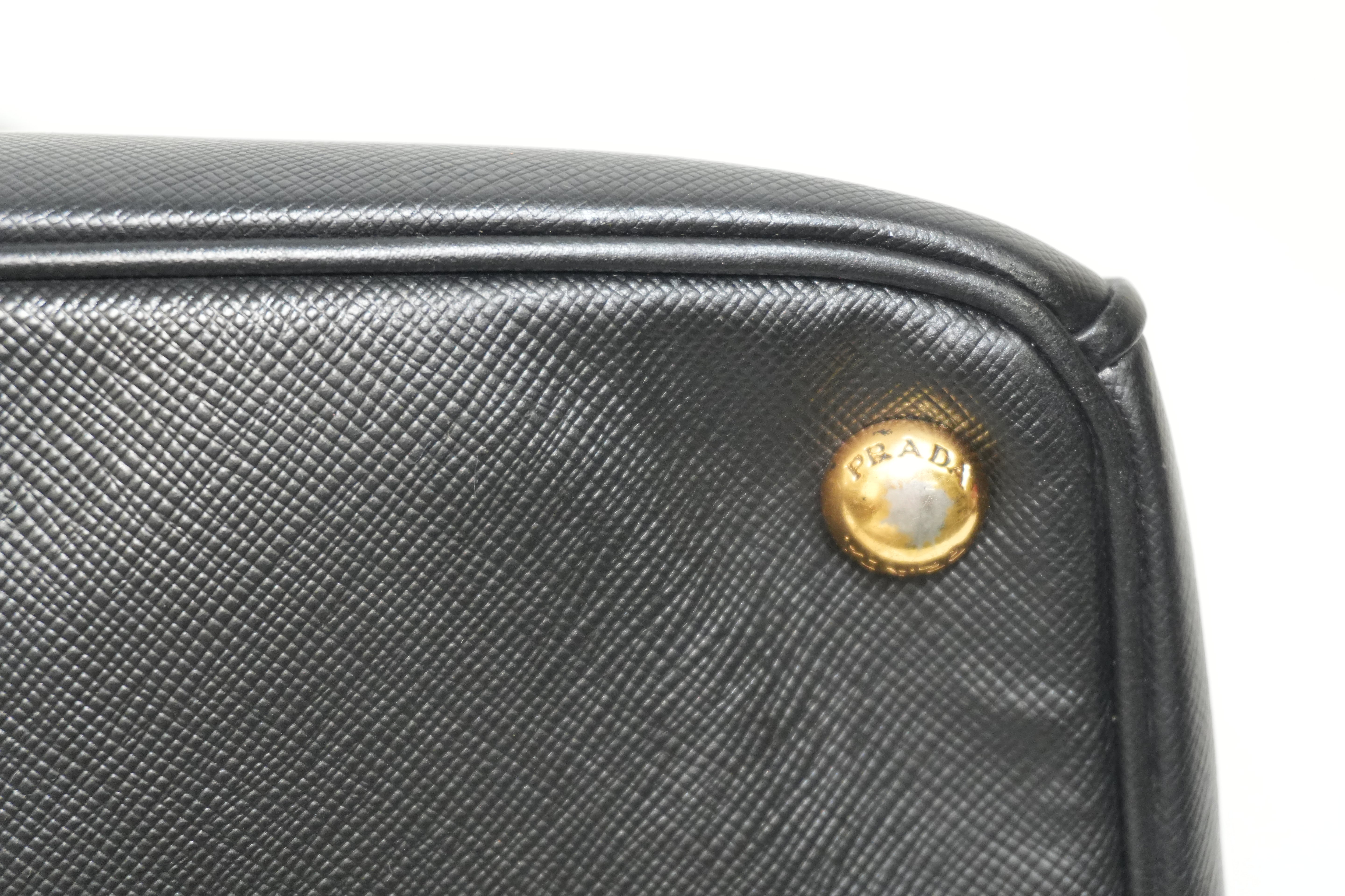Pre-owned Prada Calfskin Leather Saffiano Handbag Black