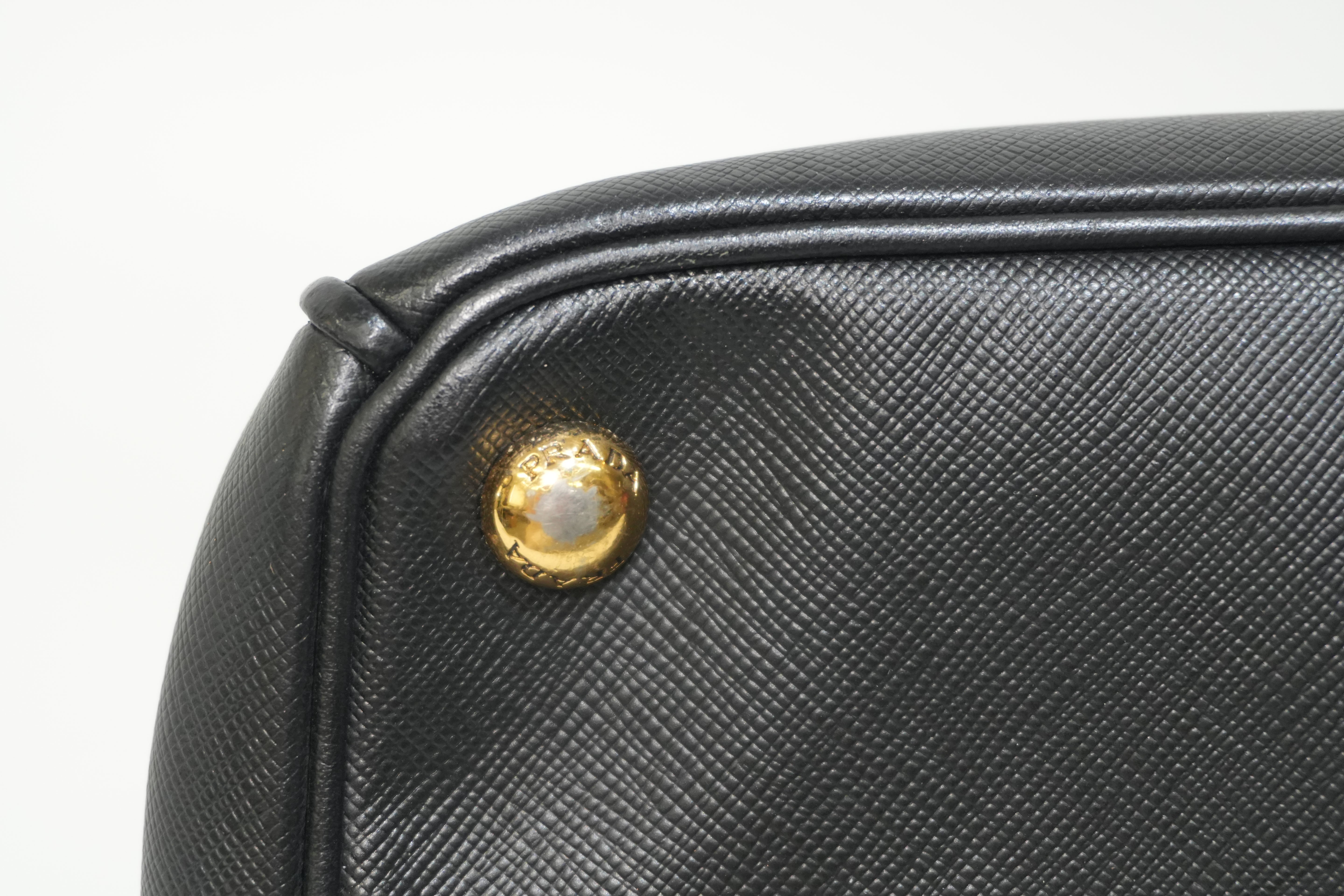 Pre-owned Prada Calfskin Leather Saffiano Handbag Black