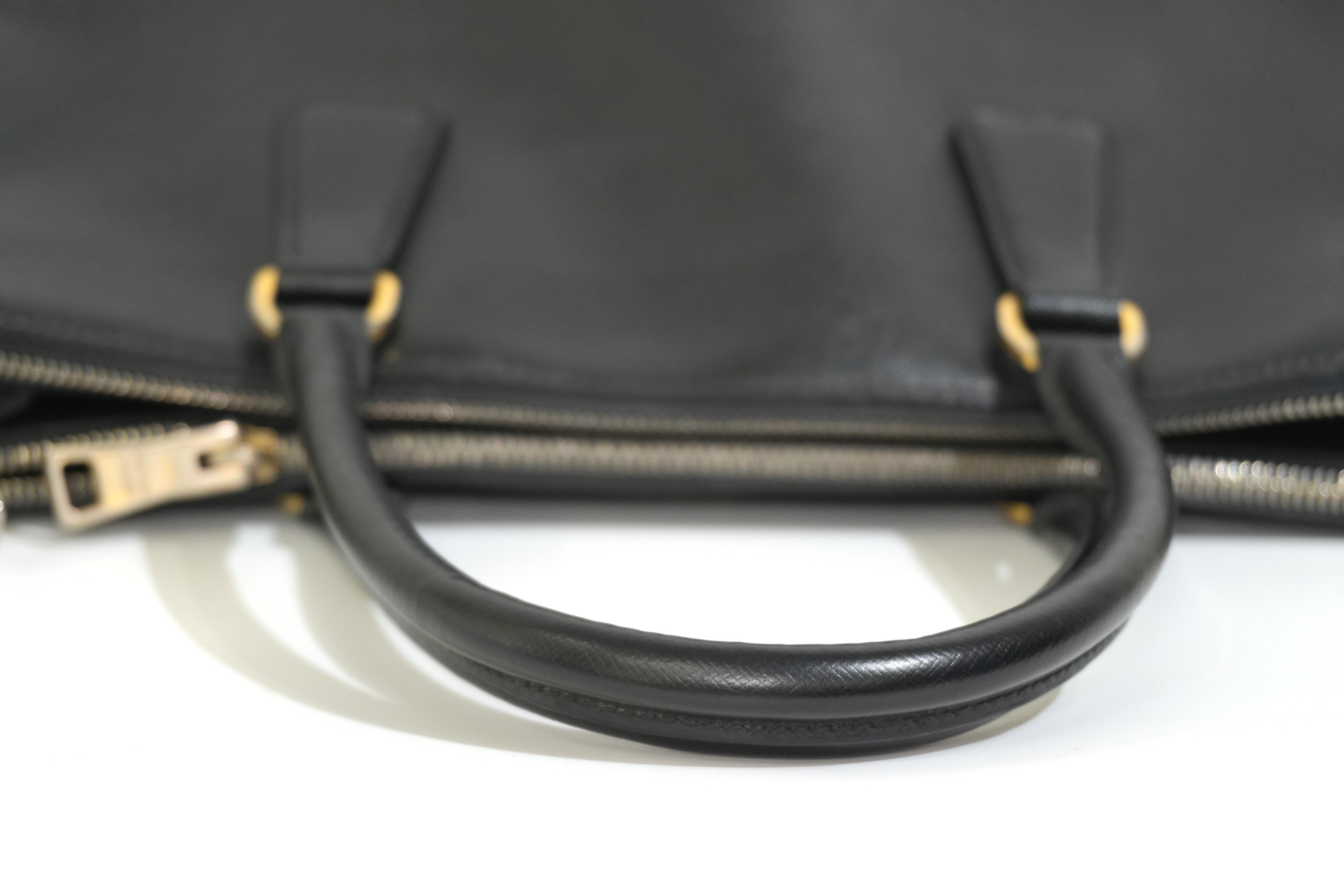 Pre-owned Prada Calfskin Leather Saffiano Handbag Black