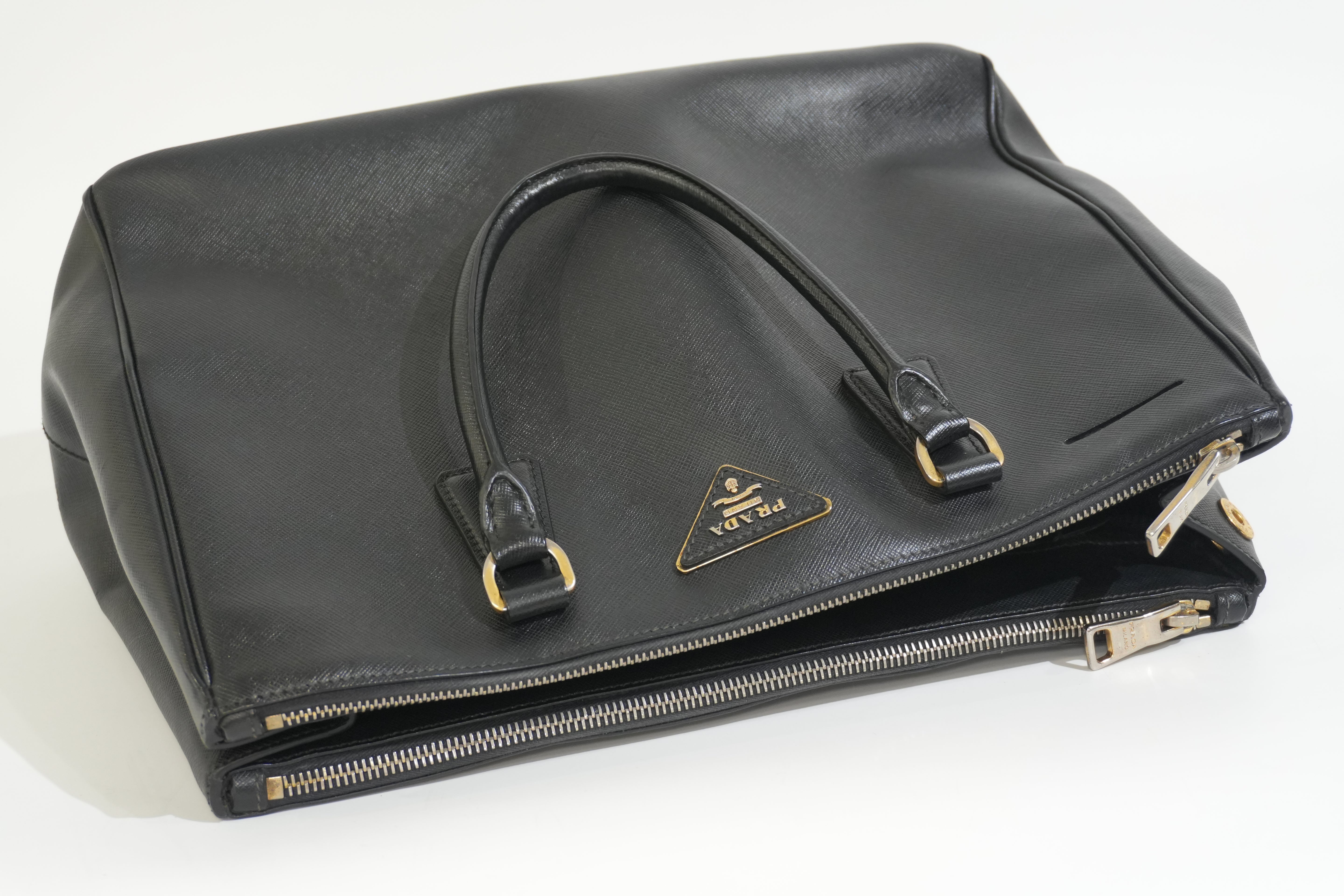 Pre-owned Prada Calfskin Leather Saffiano Handbag Black