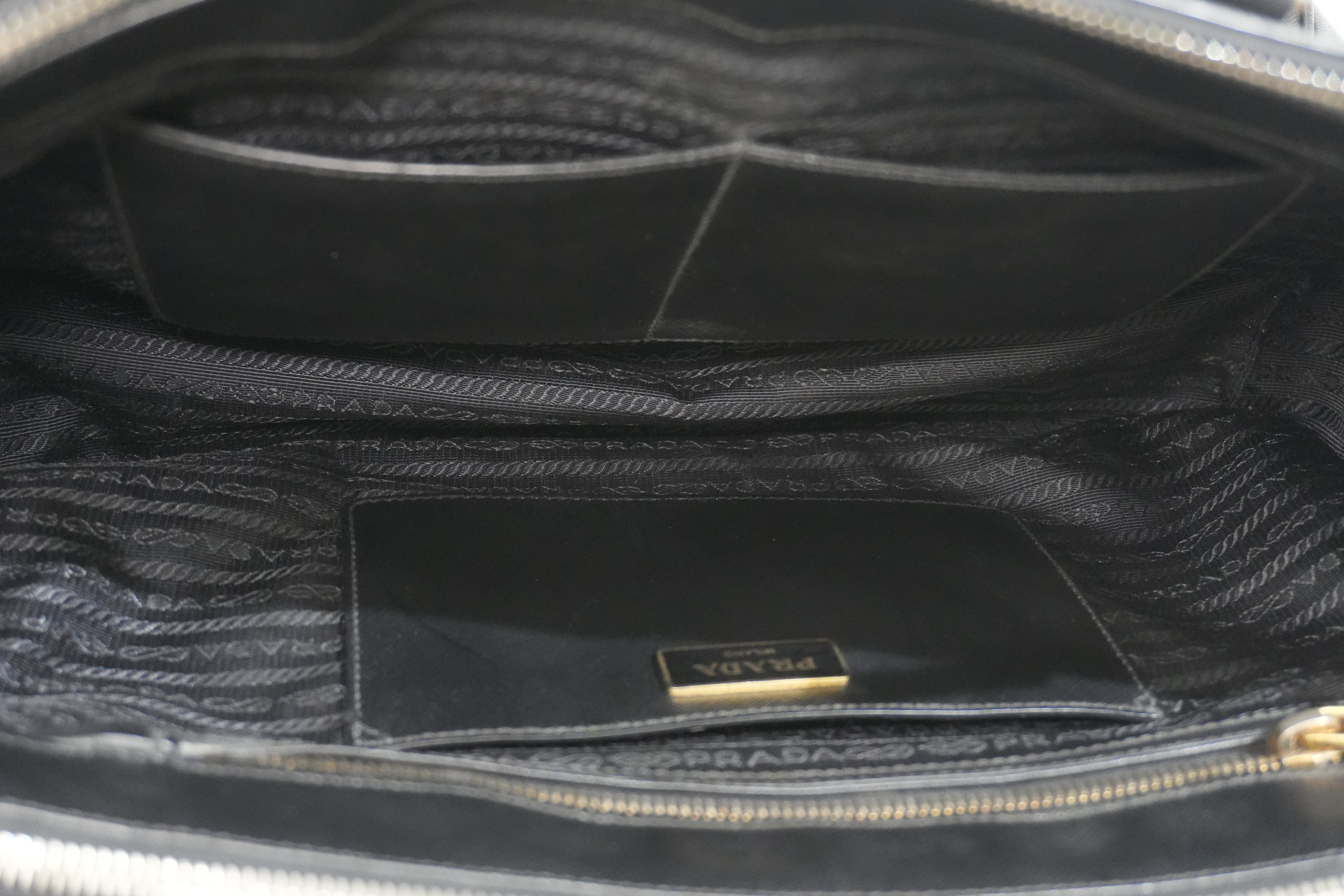 Pre-owned Prada Calfskin Leather Saffiano Handbag Black
