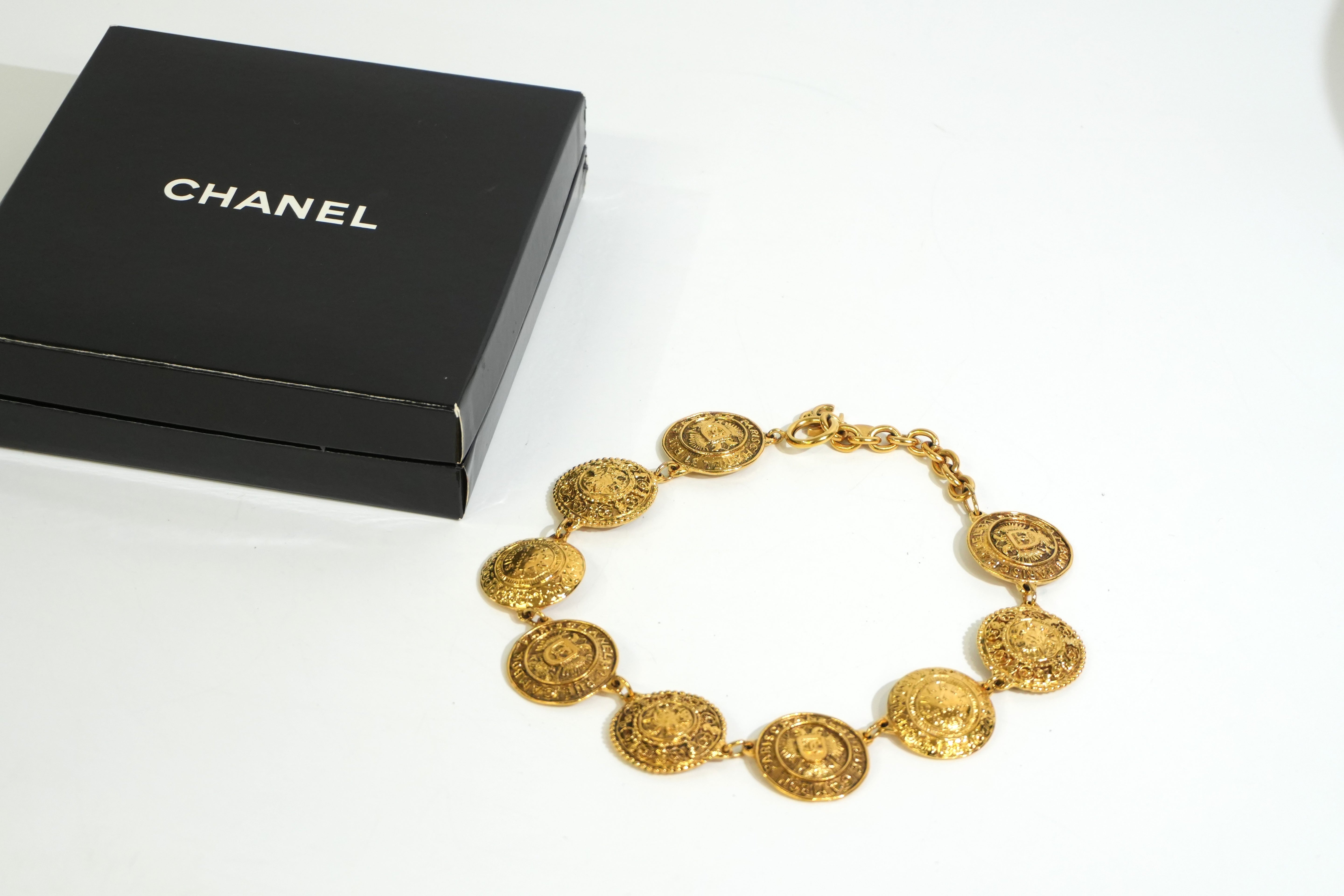 Pre-owned Chanel Medallion Necklace Gold tone