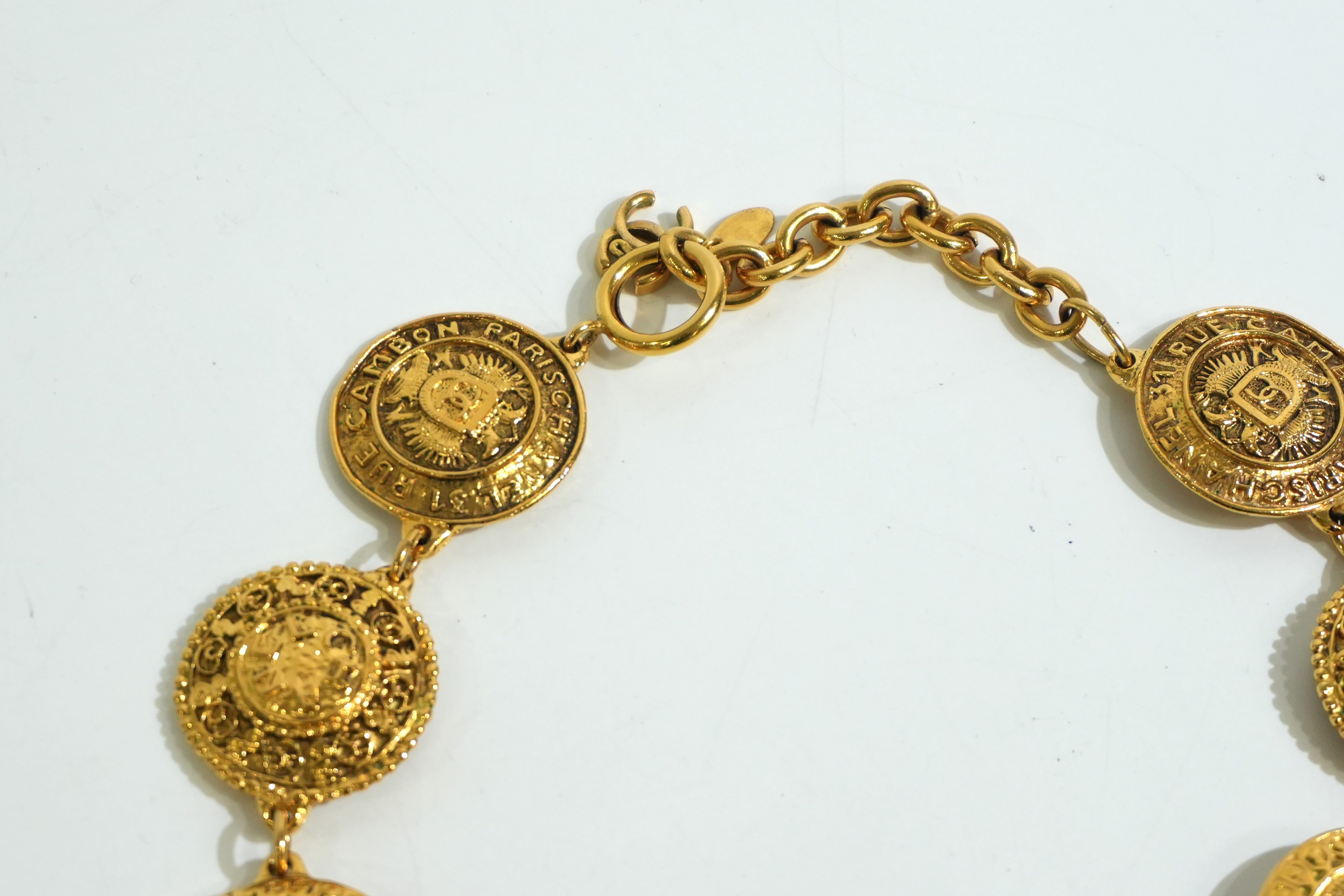 Pre-owned Chanel Medallion Necklace Gold tone