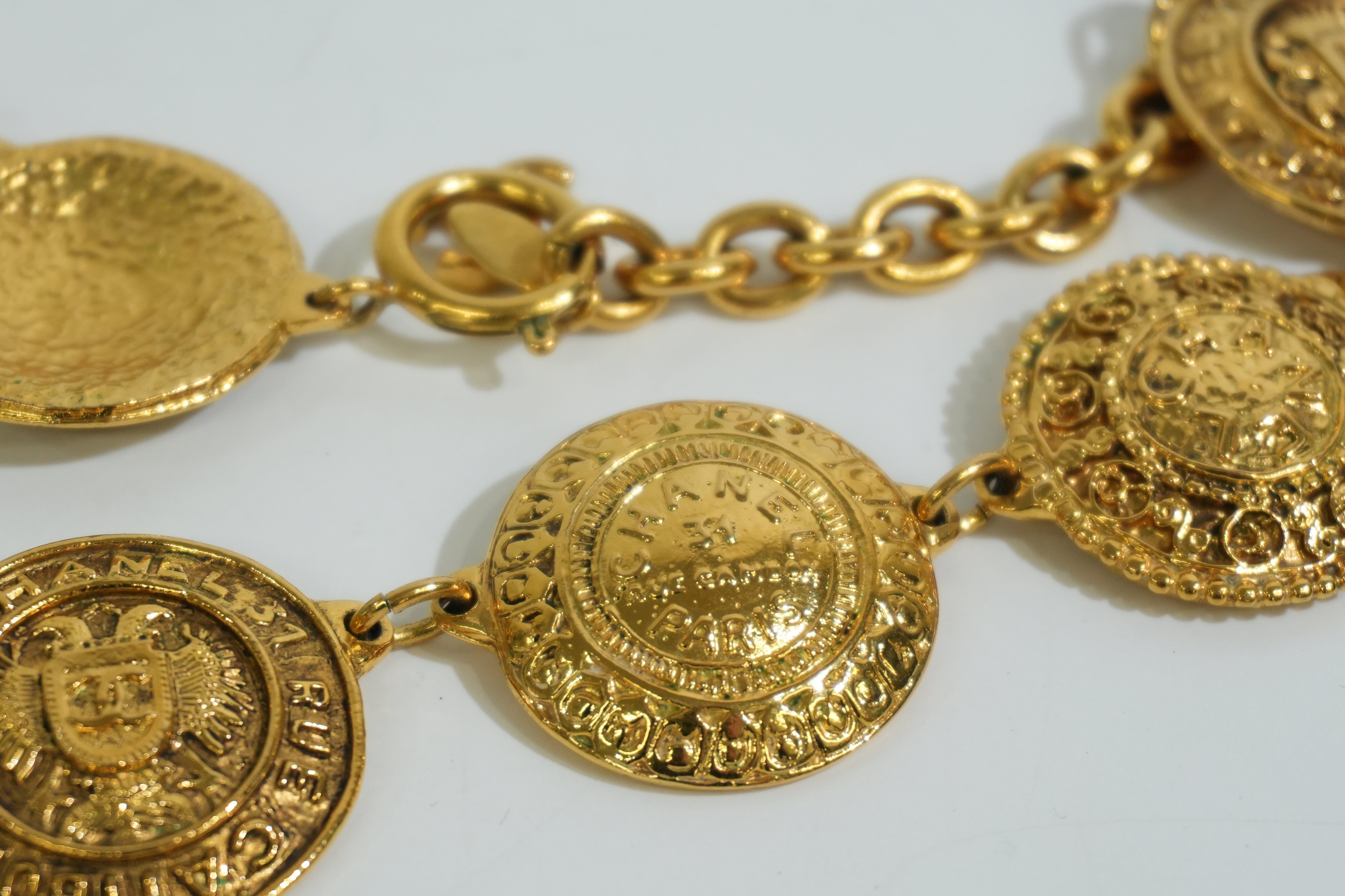 Pre-owned Chanel Medallion Necklace Gold tone