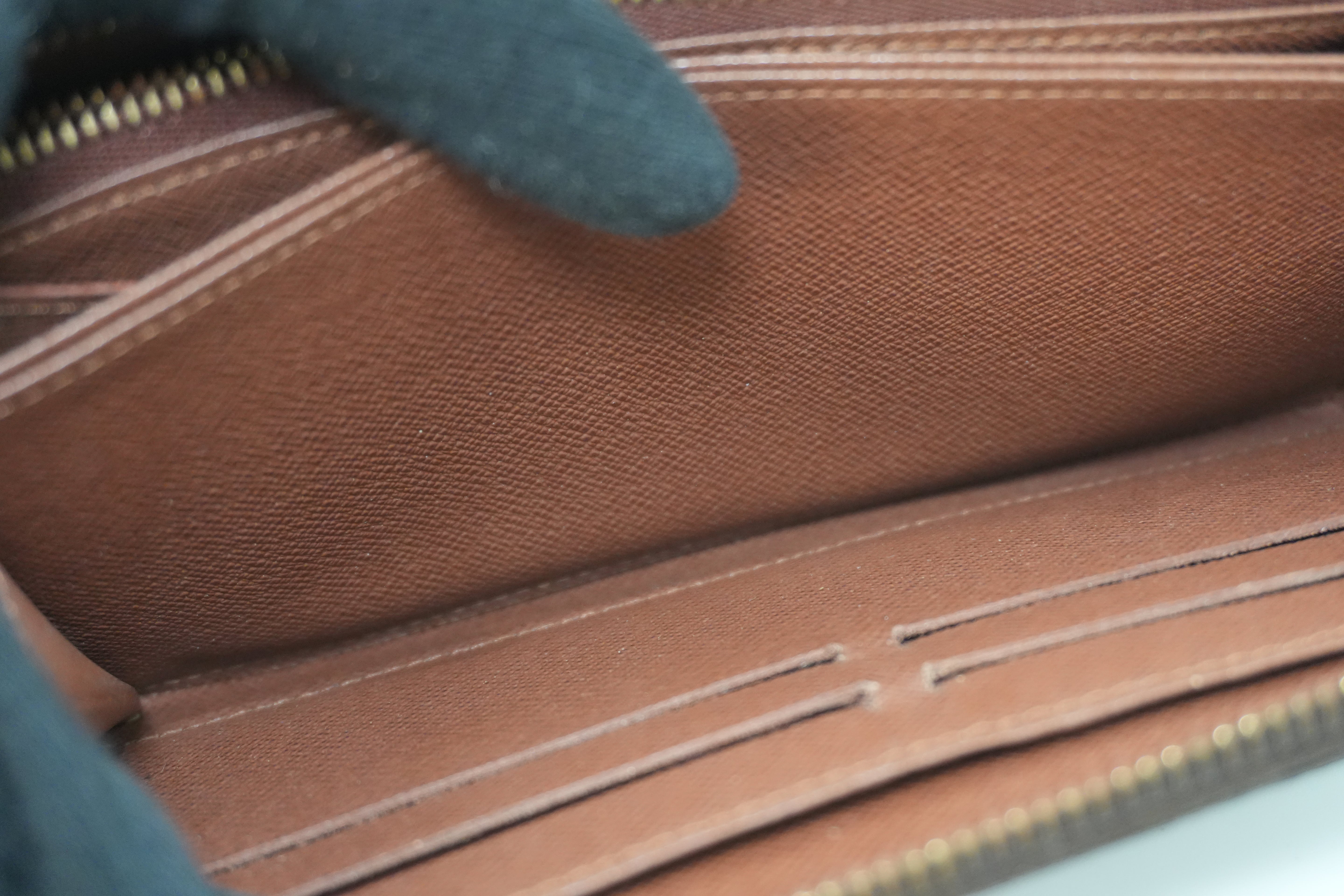 Louis Vuitton Monogram Zippy Wallet Used