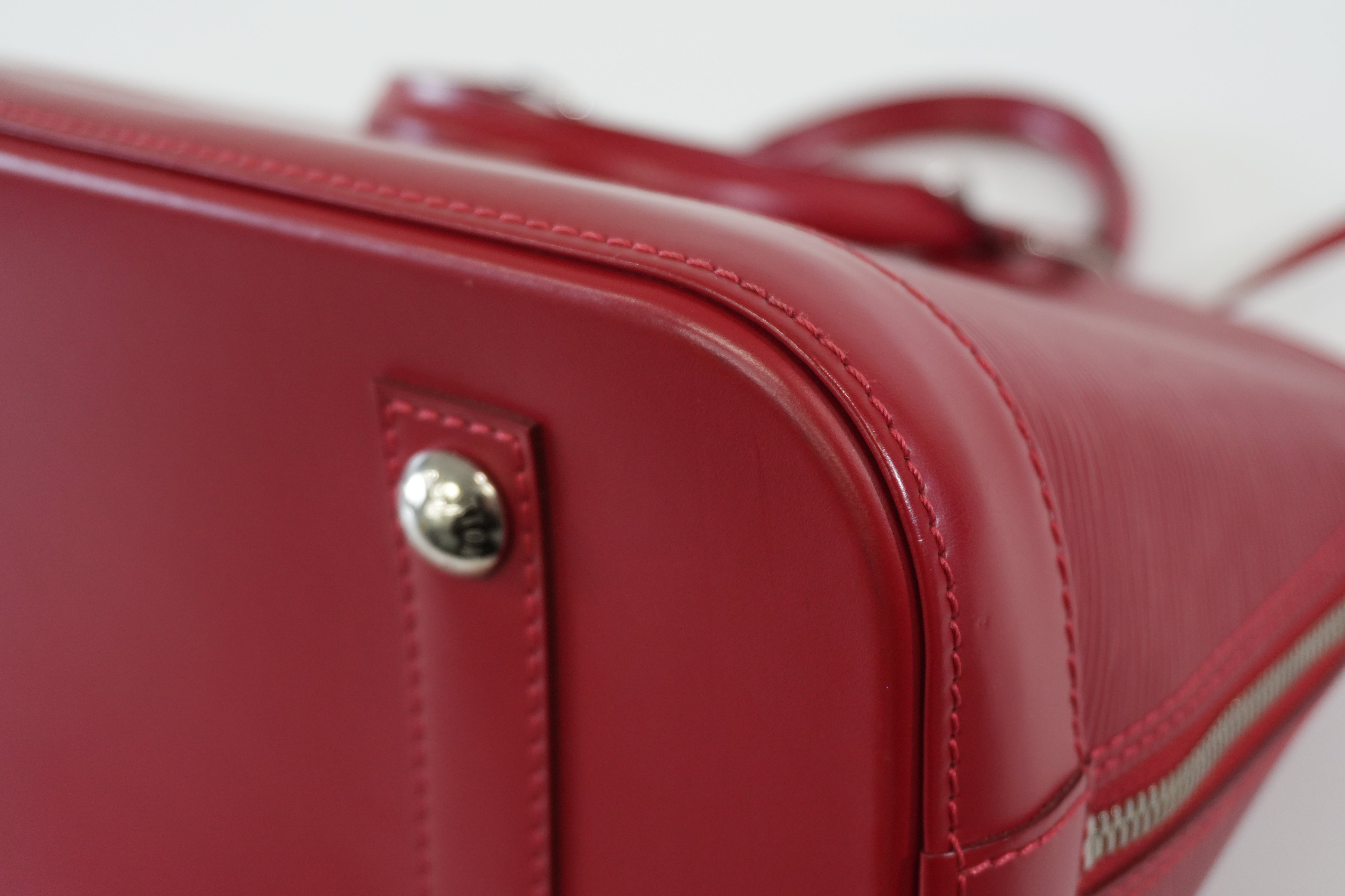 Pre-owned Louis Vuitton Epi Alma PM Handbag Red