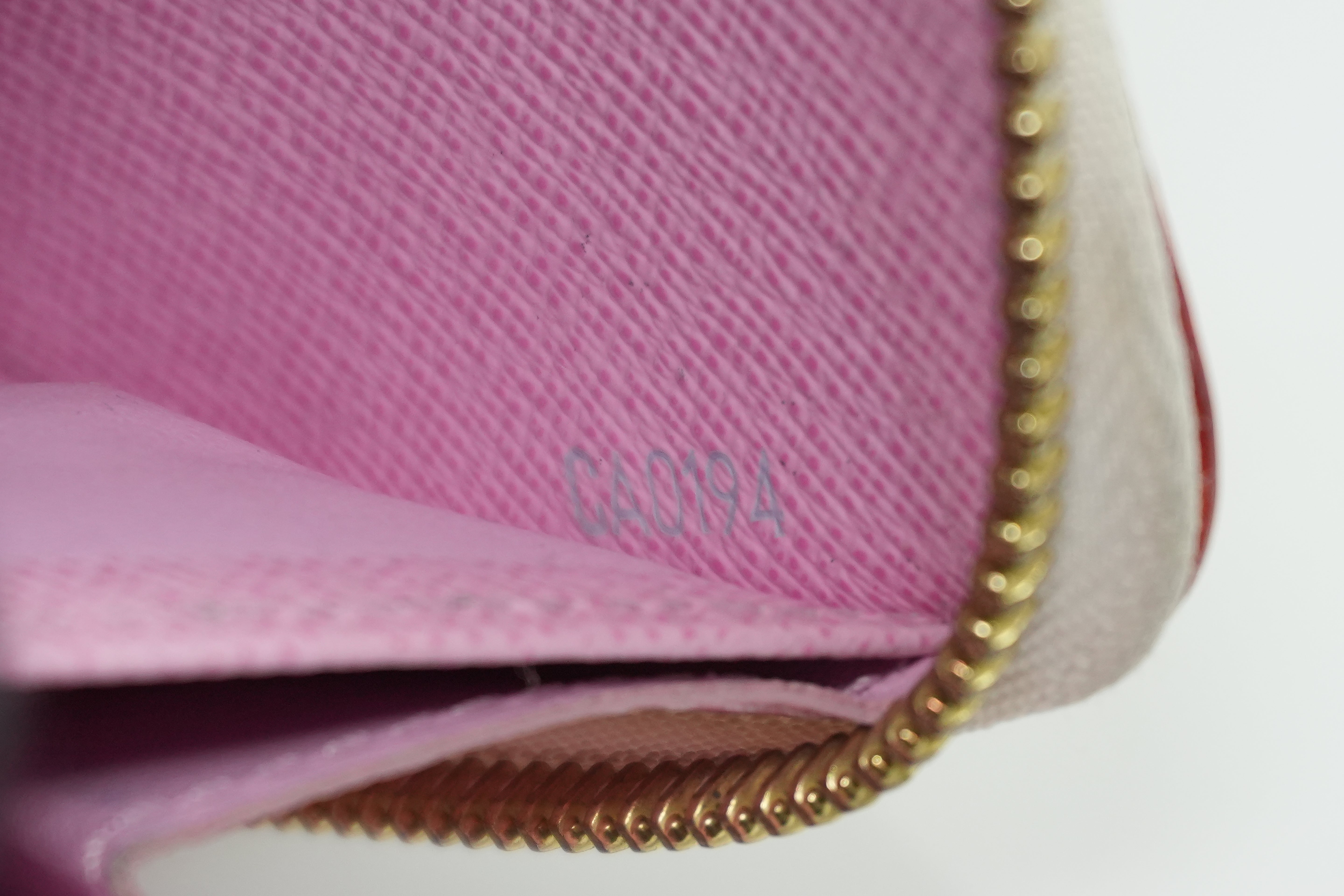 Pre-owned Louis Vuitton Monogram Multicolore Zippy Wallet White