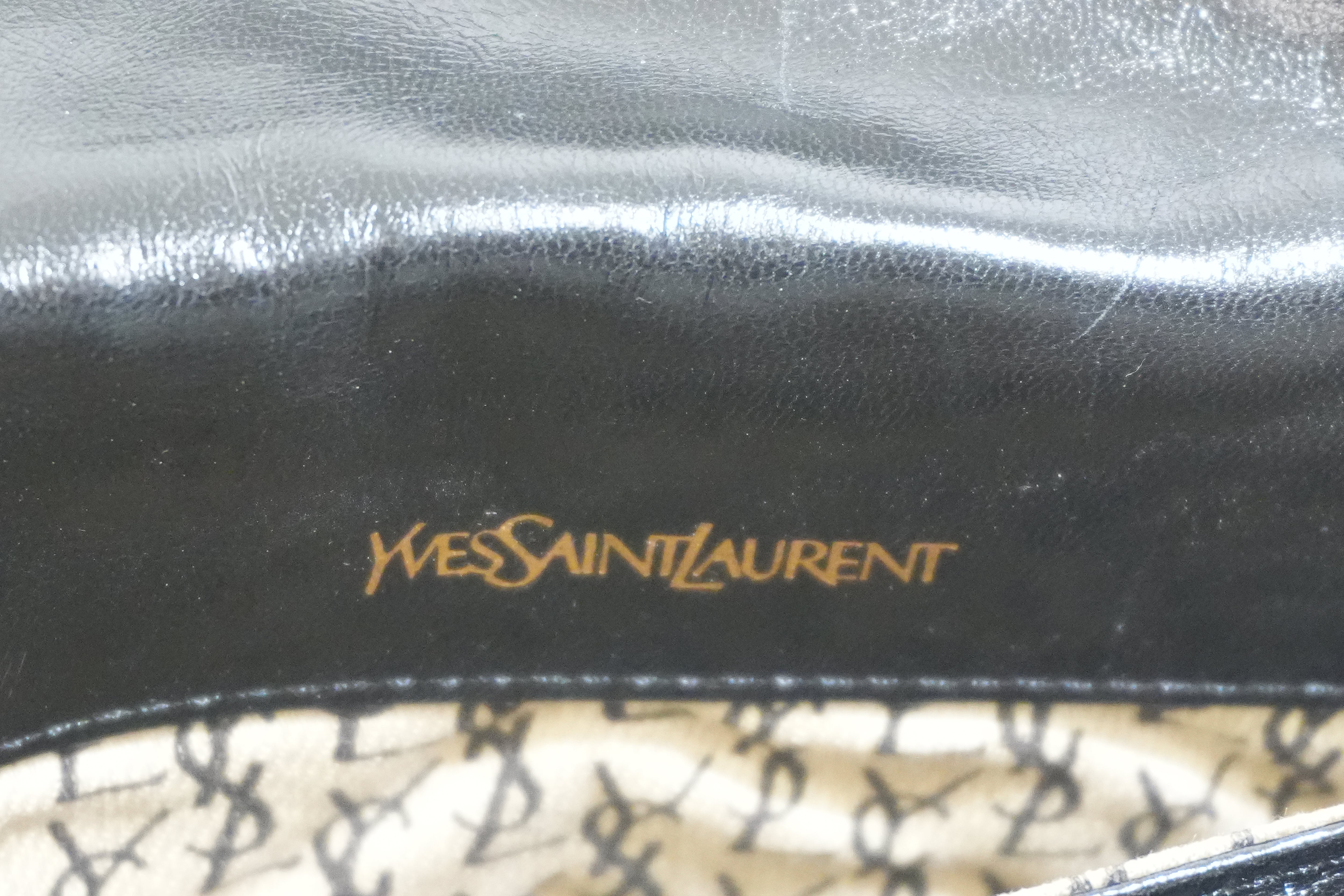 Pre-owned Yves Saint Laurent Calfskin Leather Clutch Bag Black