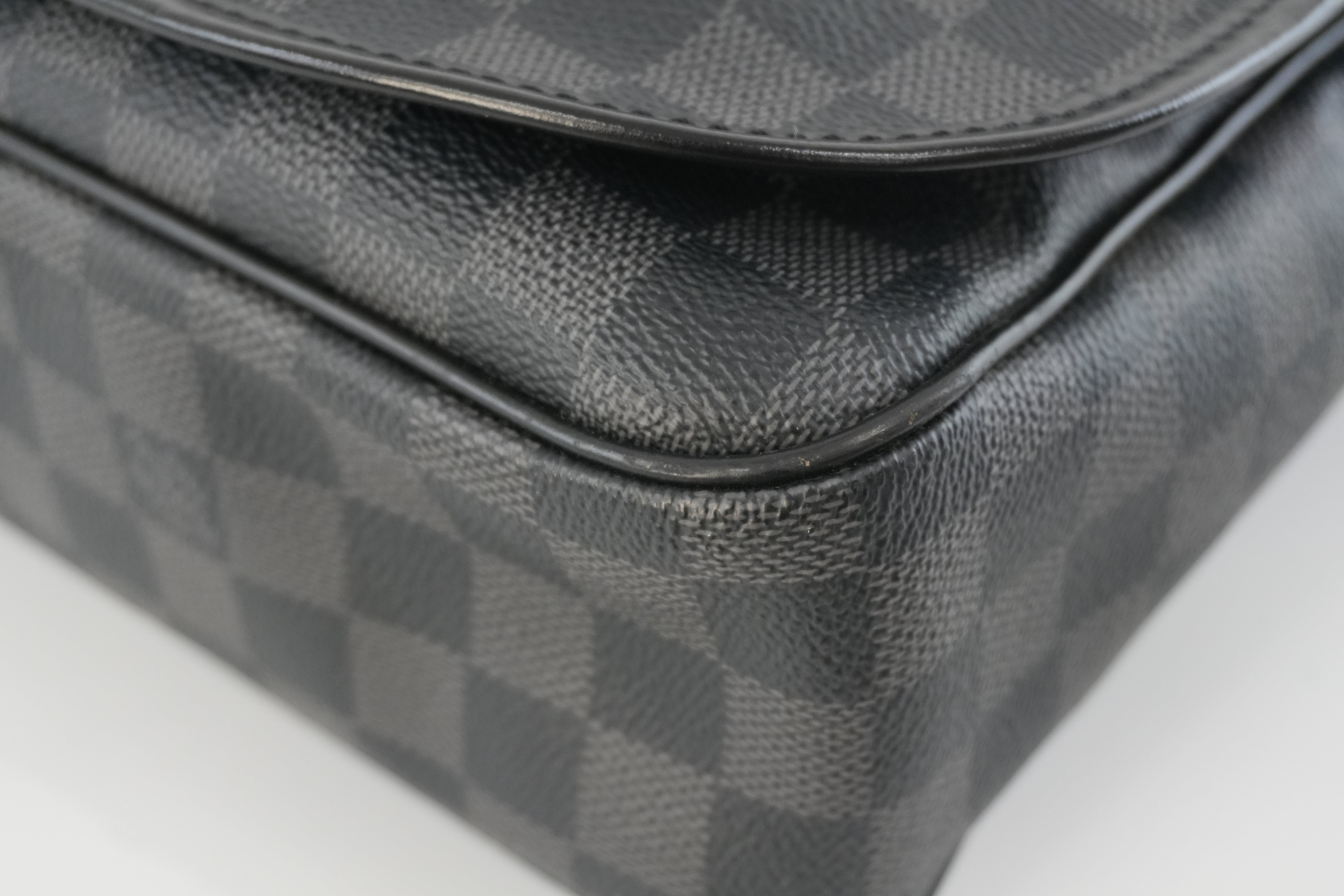 Pre-owned Louis Vuitton Damier Graphite Daniel MM Messenger Bag