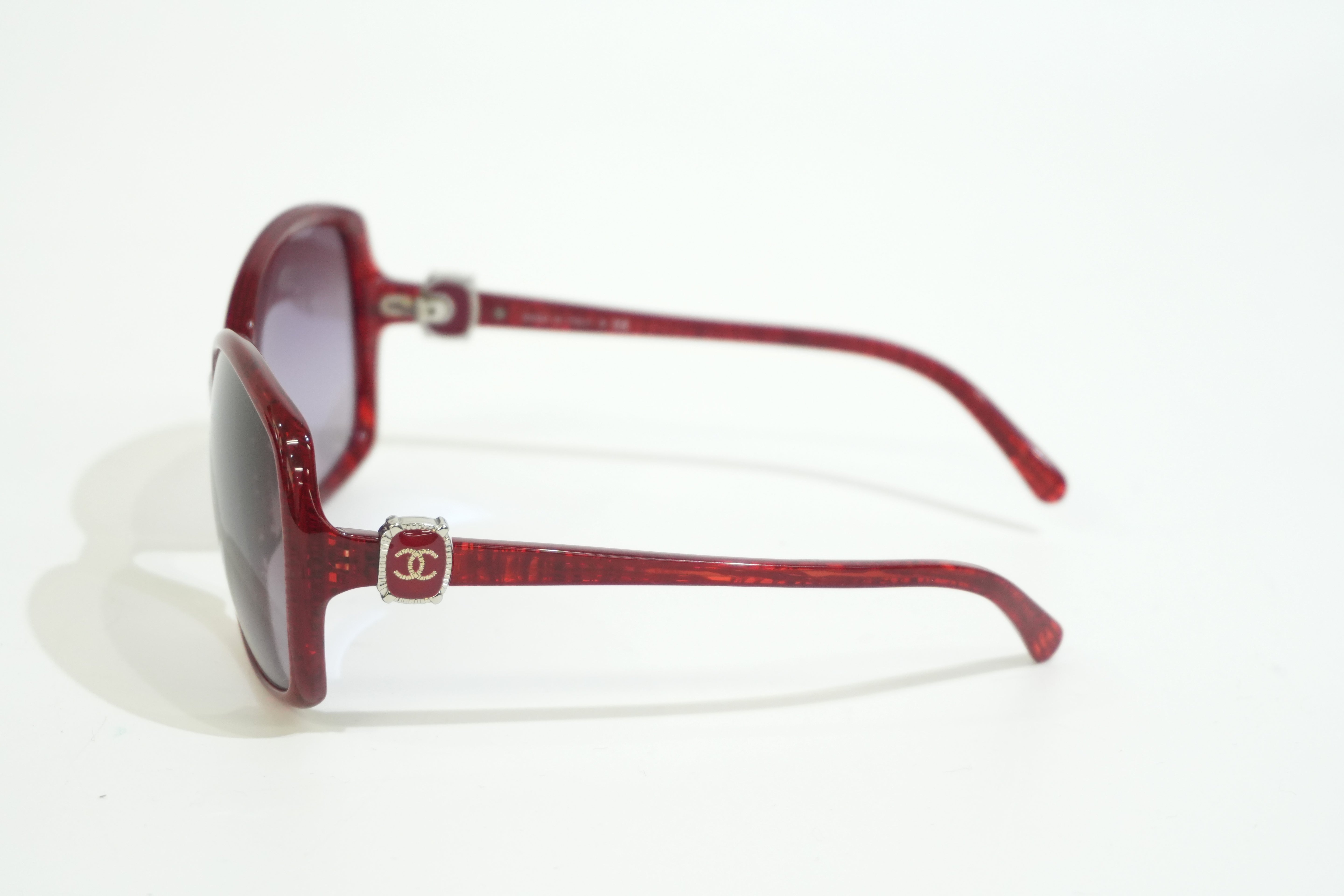 Pre-owned Chanel Sunglasses Red