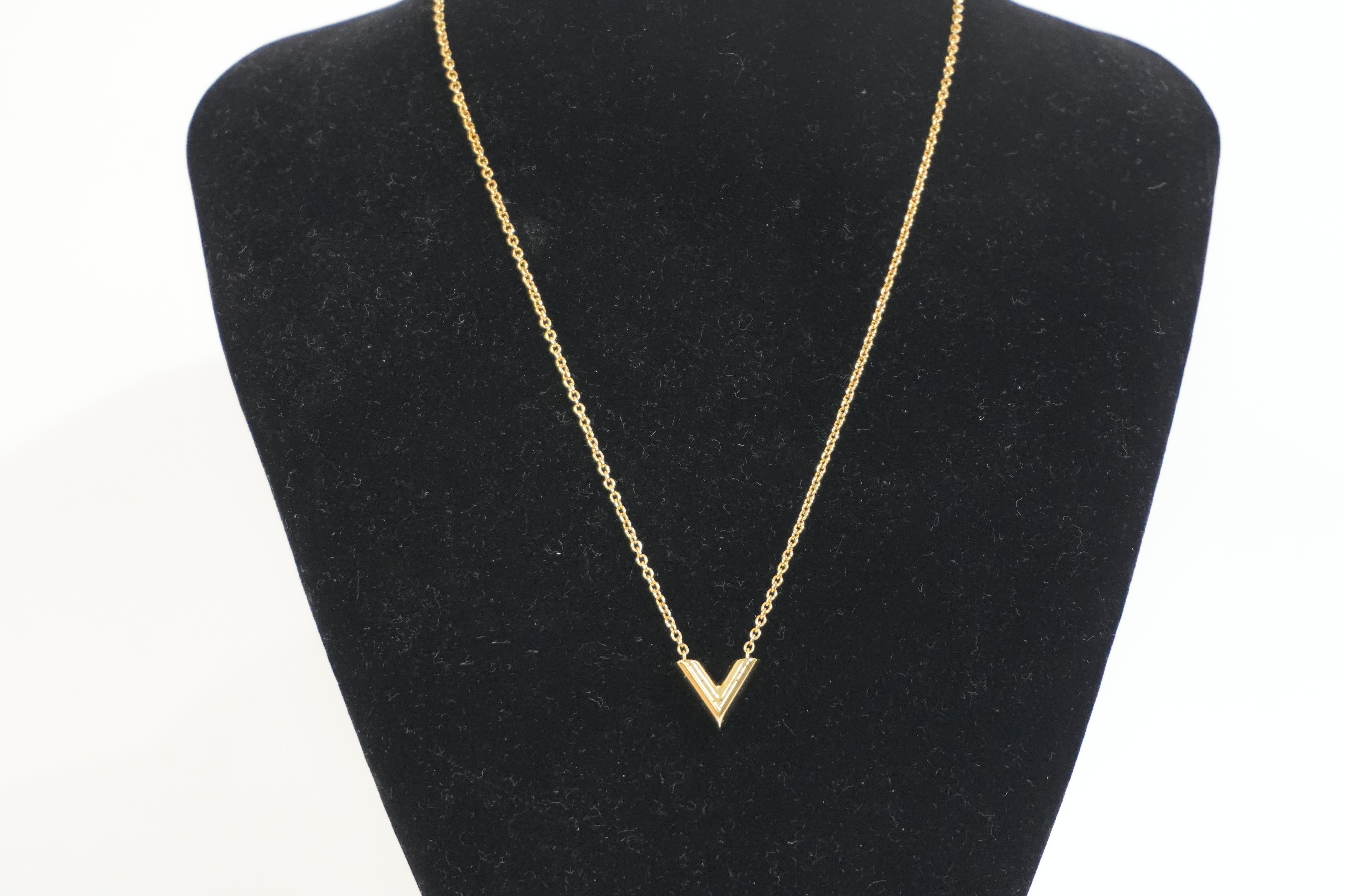 Pre-owned Louis Vuitton Steel V Necklace Gold tone