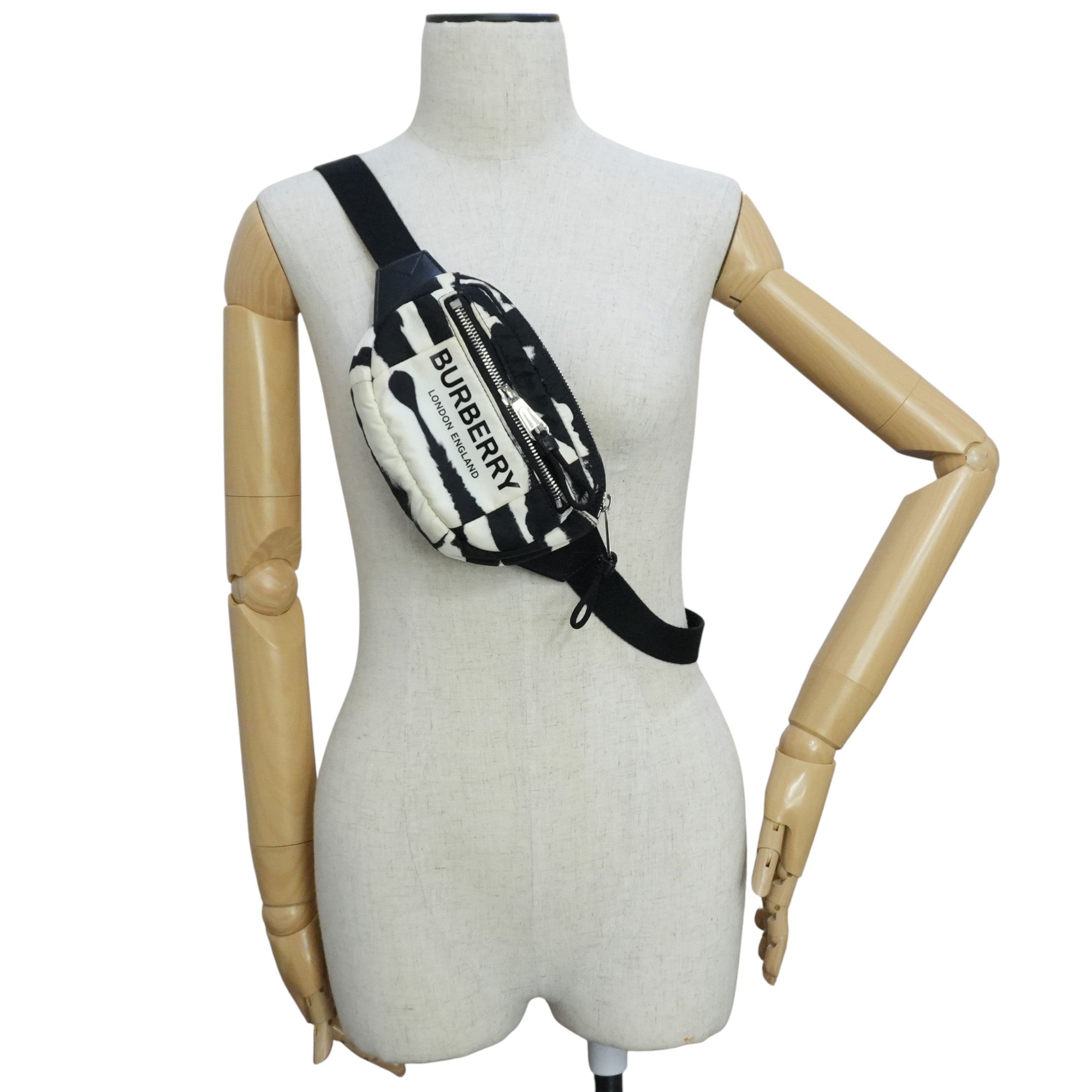 Pre-owned Burberry Body Bag Black and White