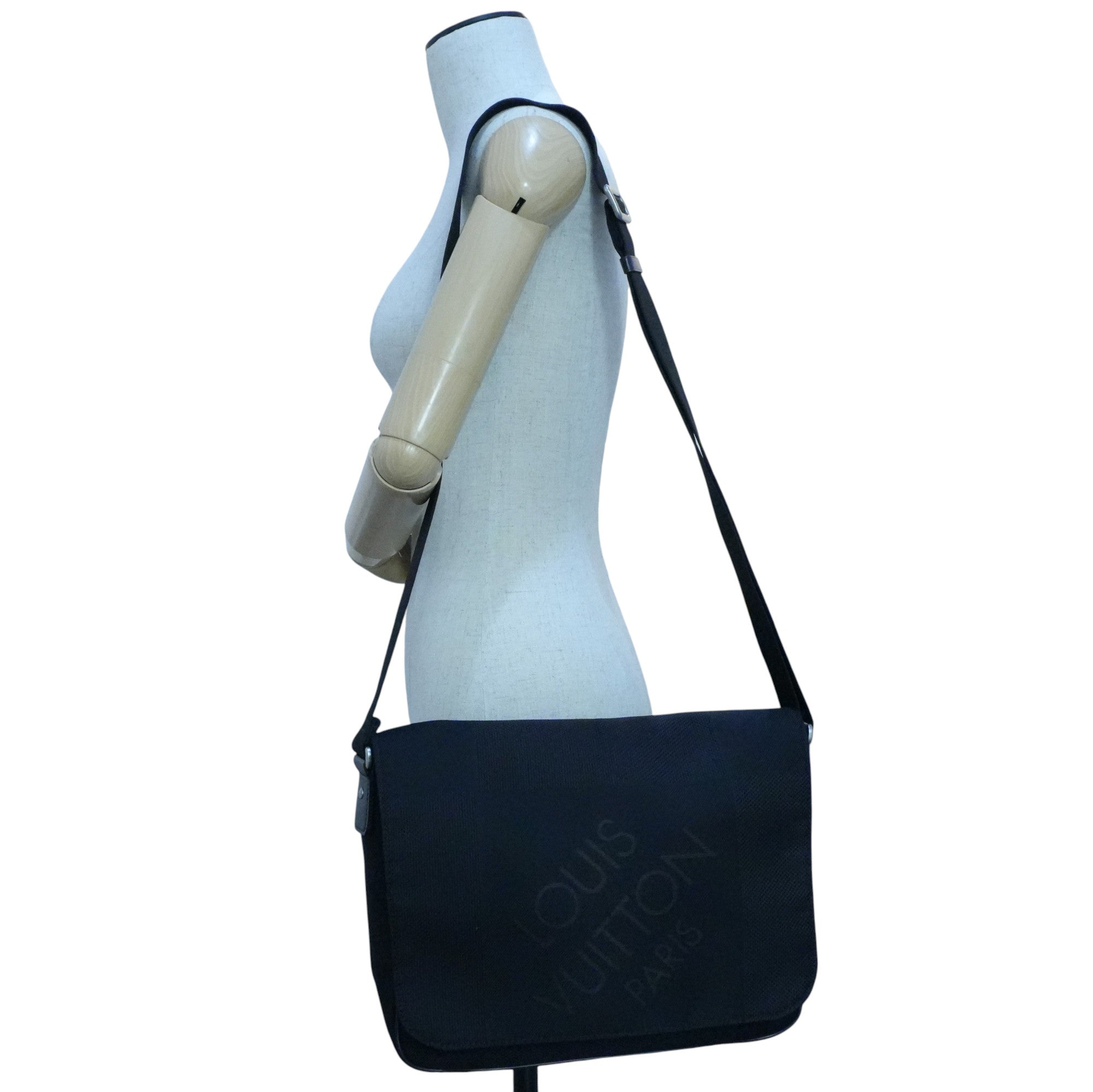 Pre-owned Louis Vuitton Canvas Shoulder Bag Black