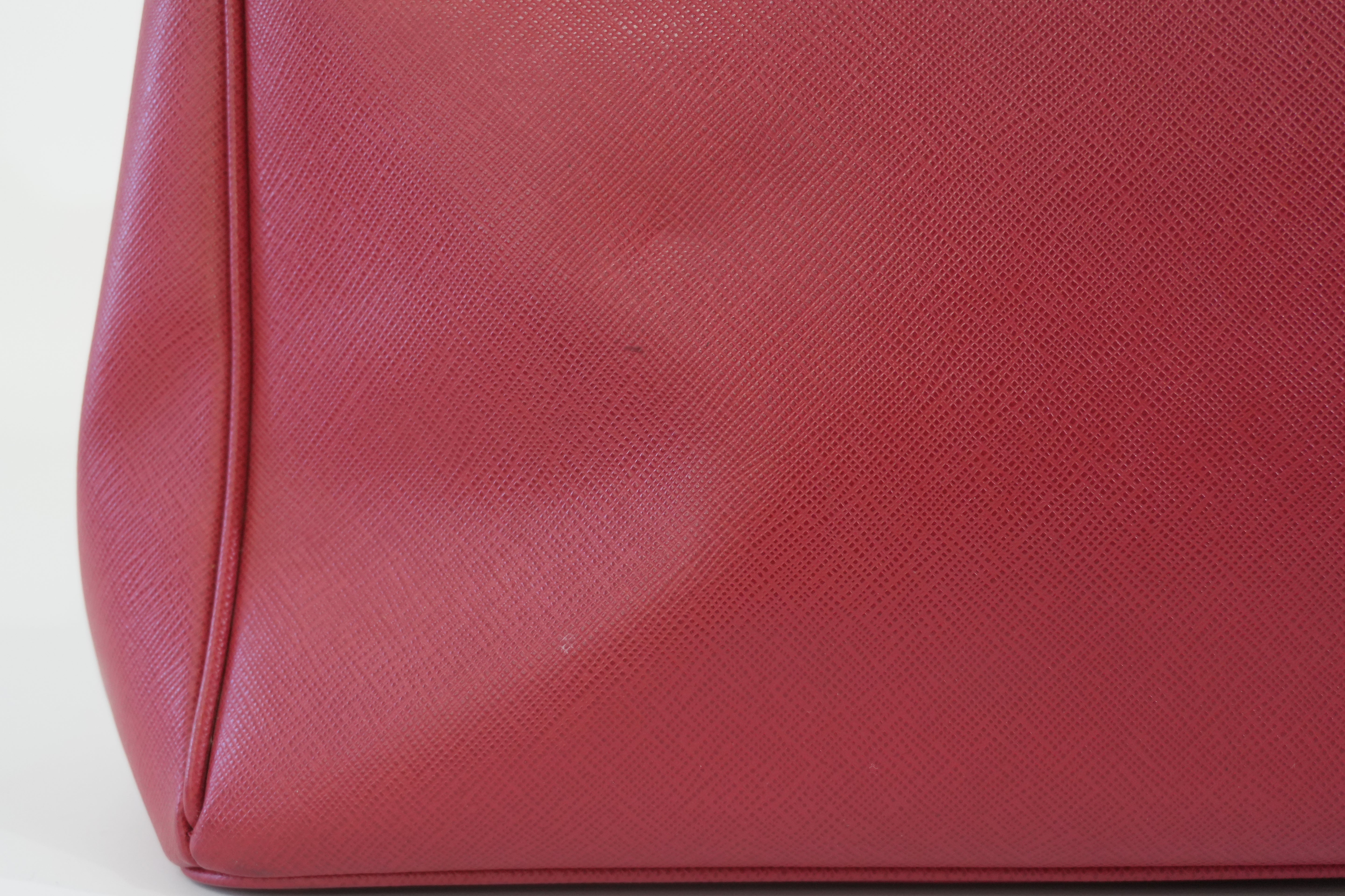 Pre-owned Prada Saffiano Handbag Red
