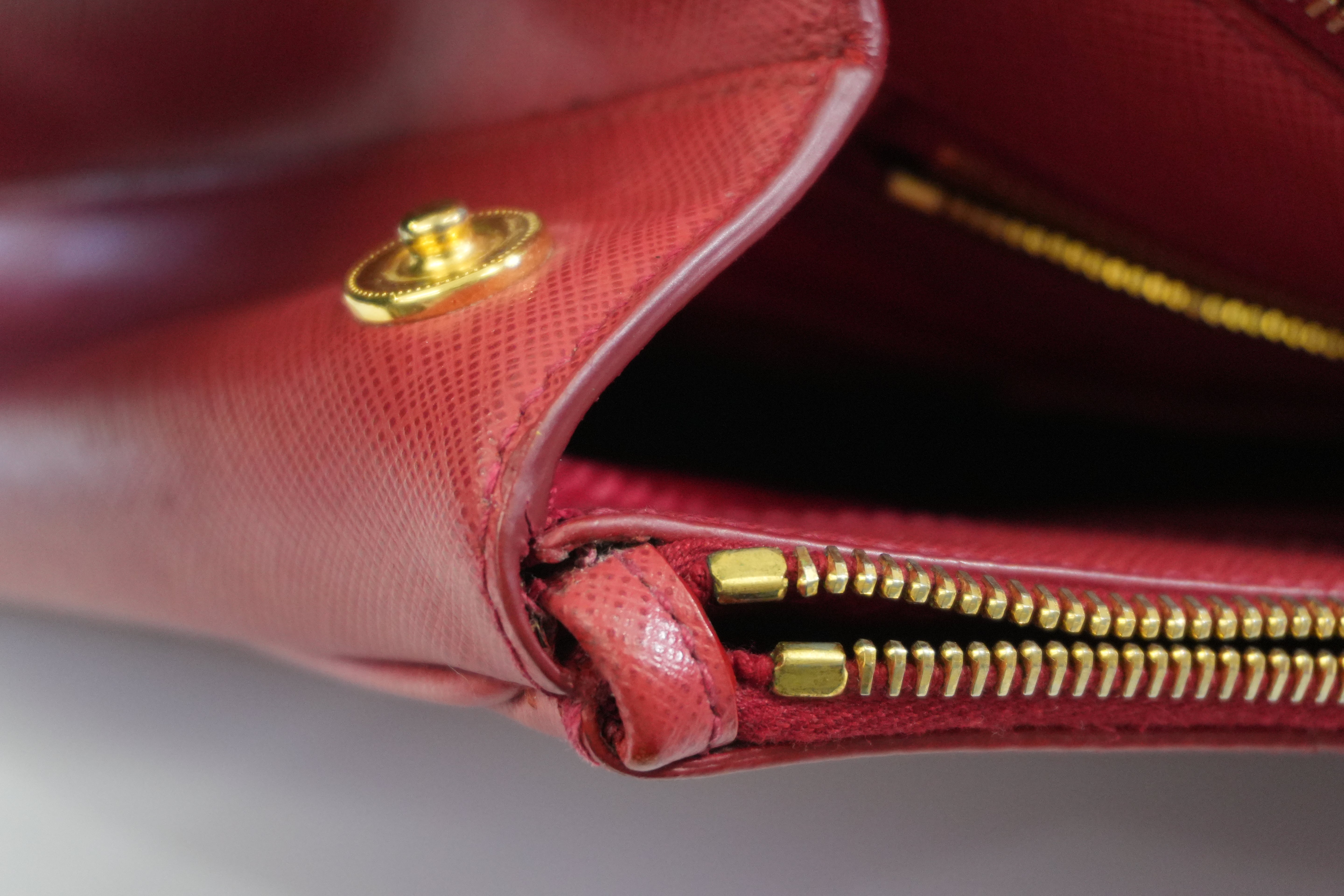 Pre-owned Prada Saffiano Handbag Red