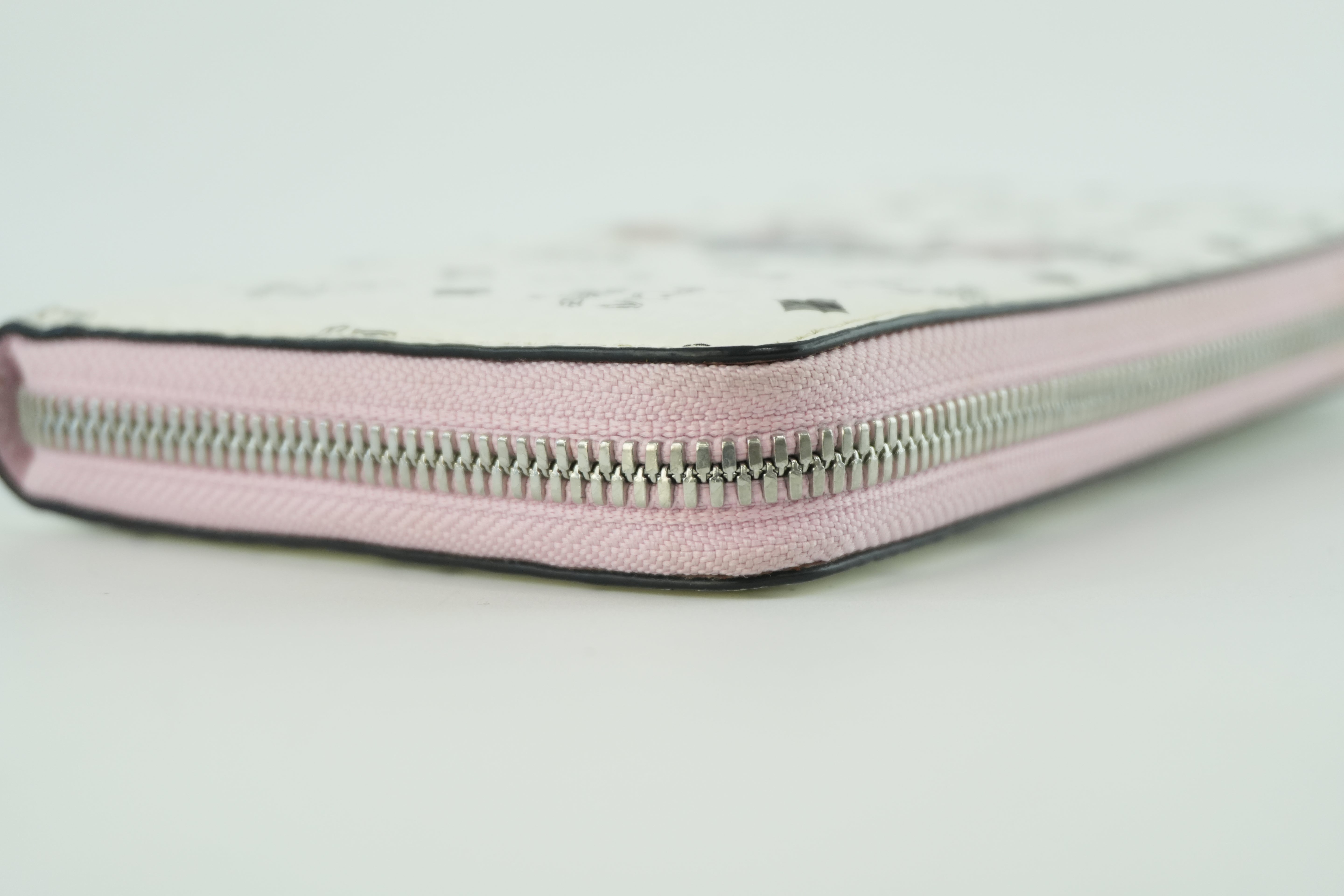 Pre-owned MCM Zippy Long Wallet White