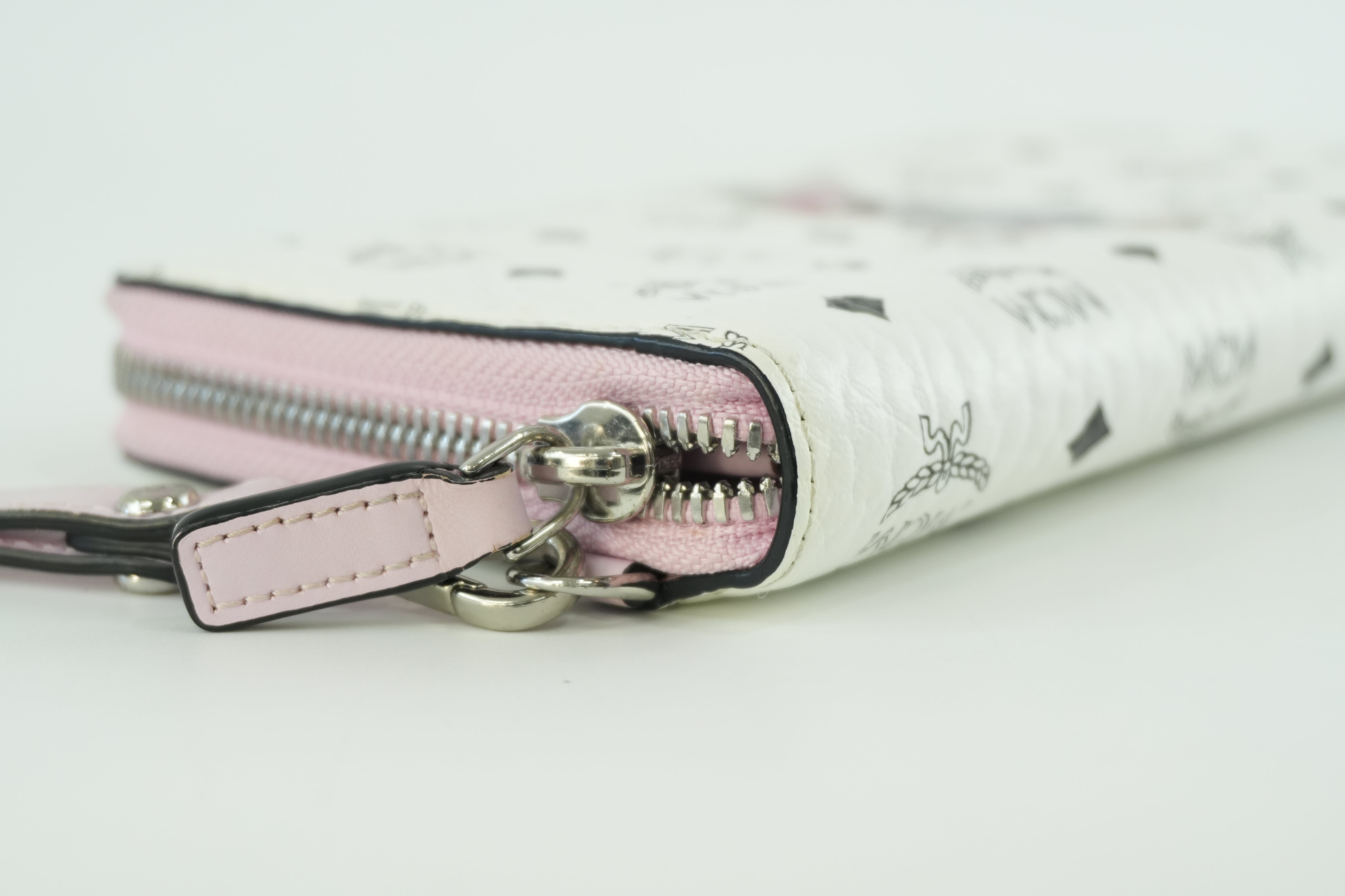Pre-owned MCM Zippy Long Wallet White