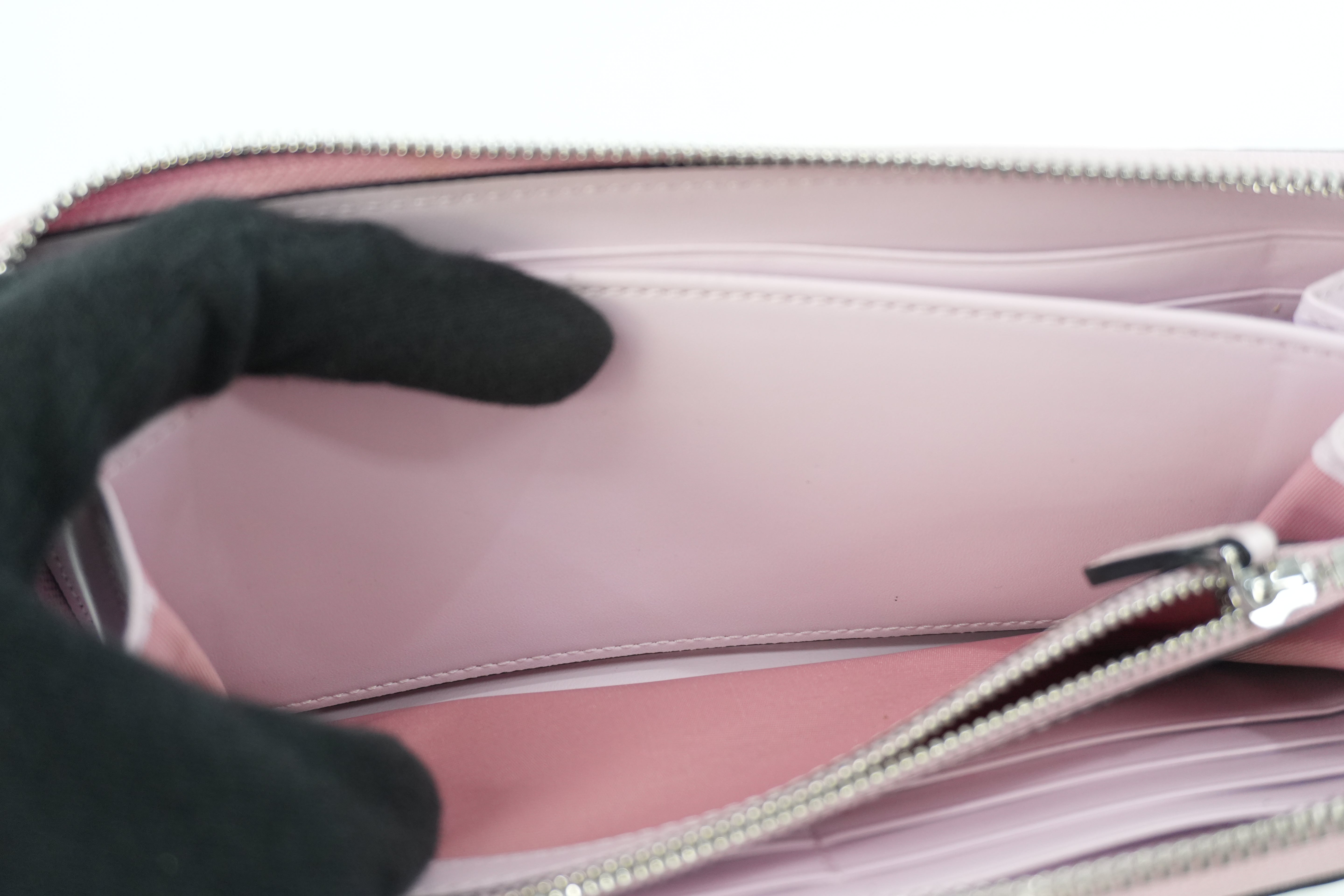 Pre-owned MCM Zippy Long Wallet White