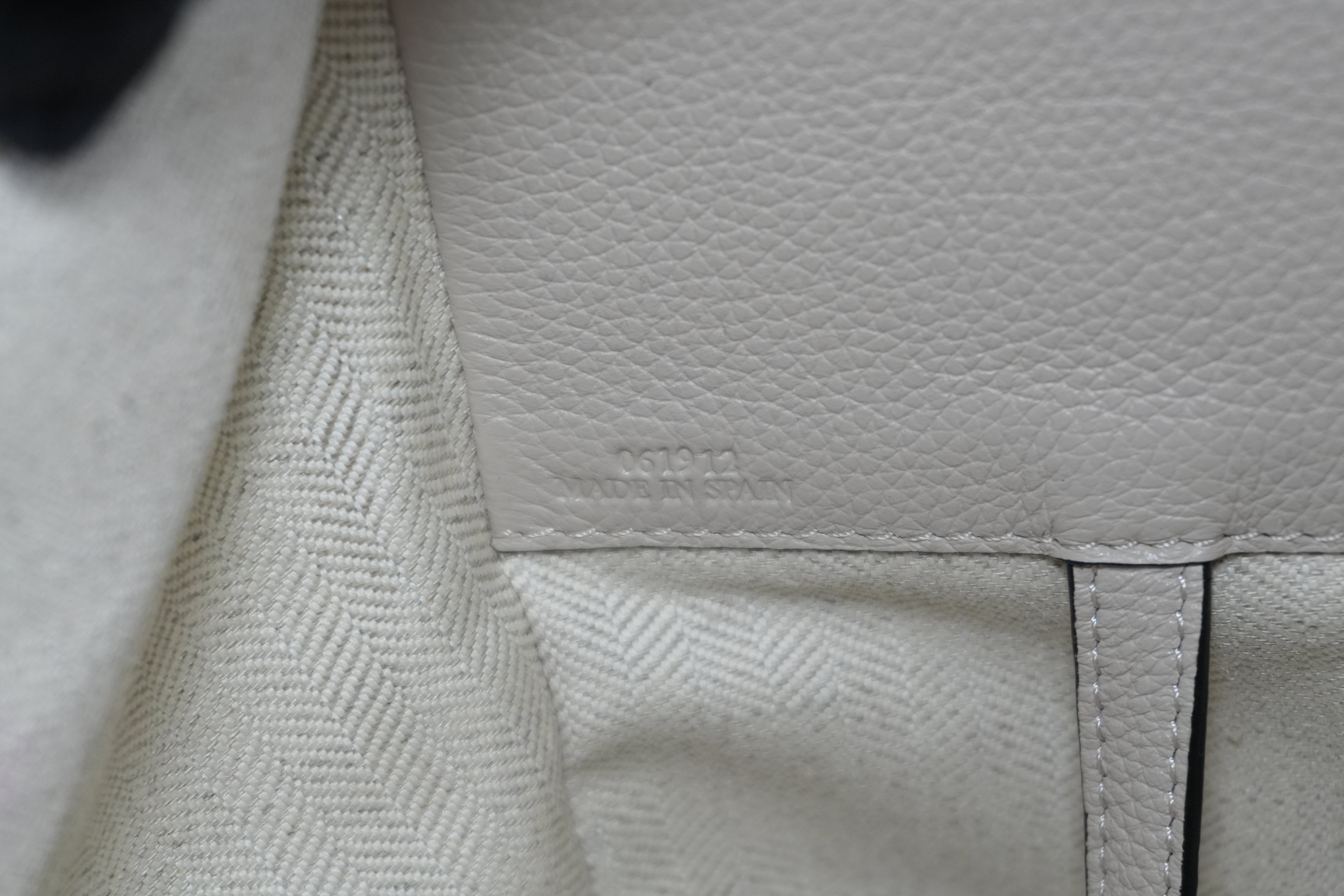 Pre-owned Loewe Hammock Shoulder Bag Ivory