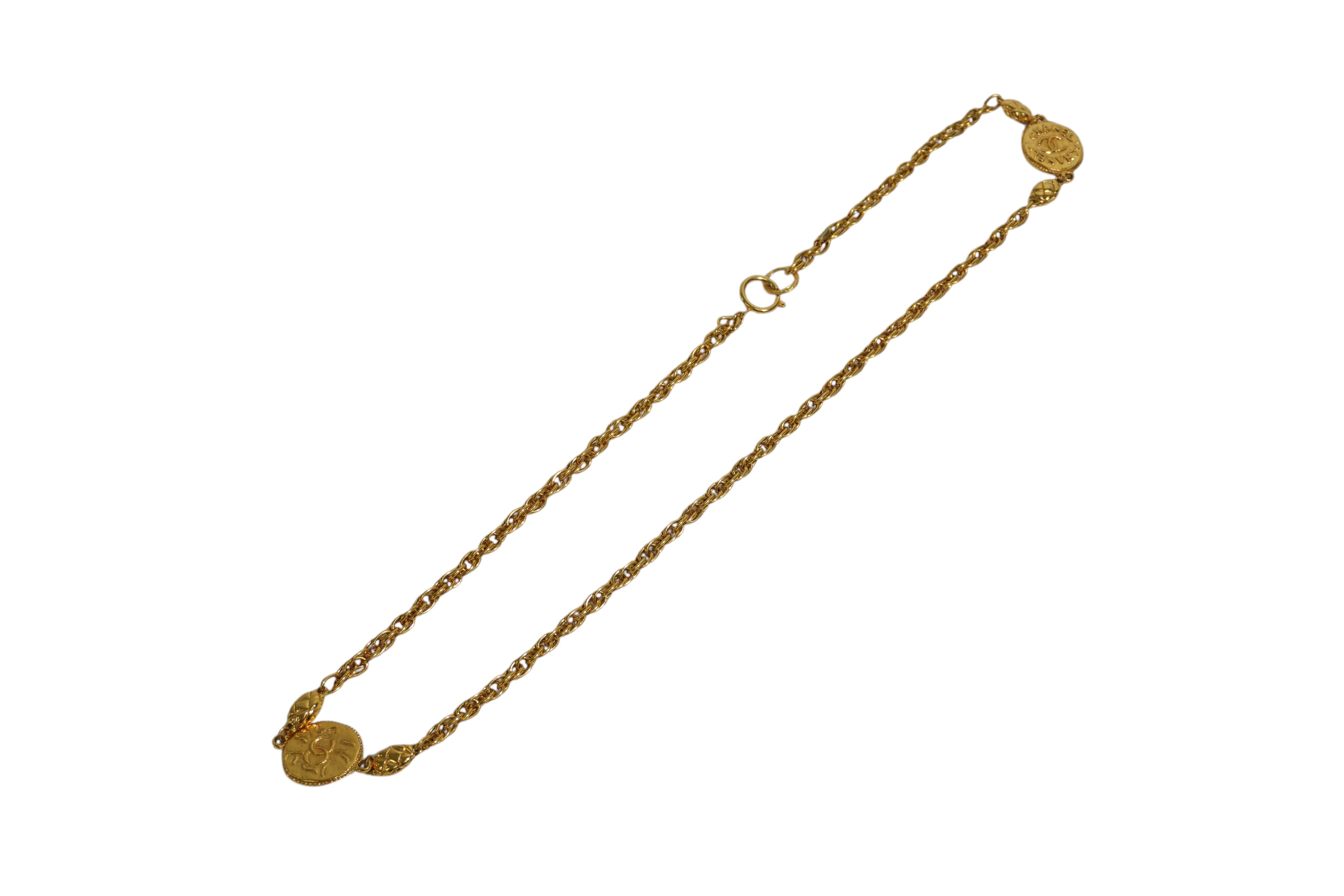 Pre-owned Chanel Medallion Necklace Gold tone
