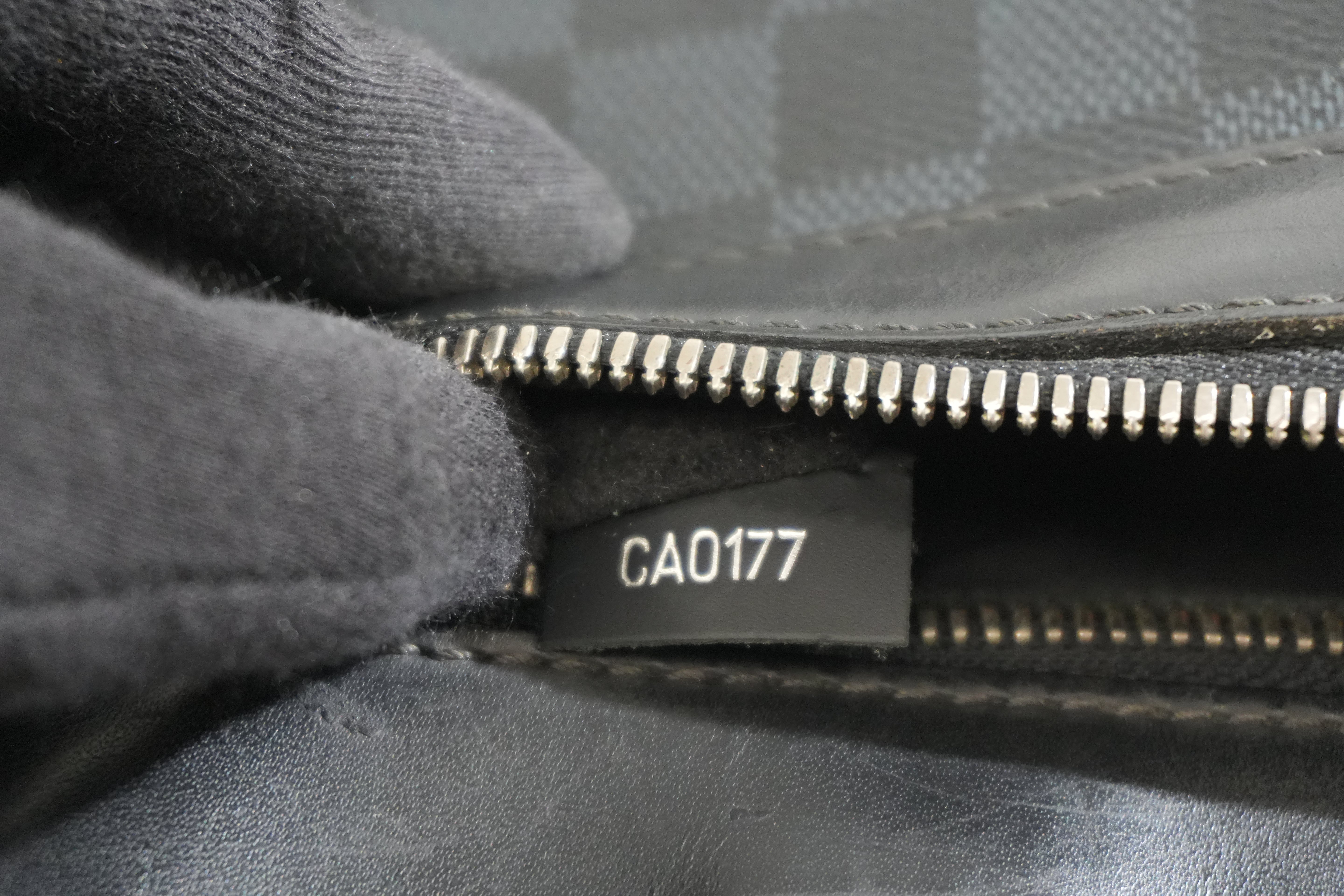 Pre-owned Louis Vuitton Damier Graphite Messenger Handbag