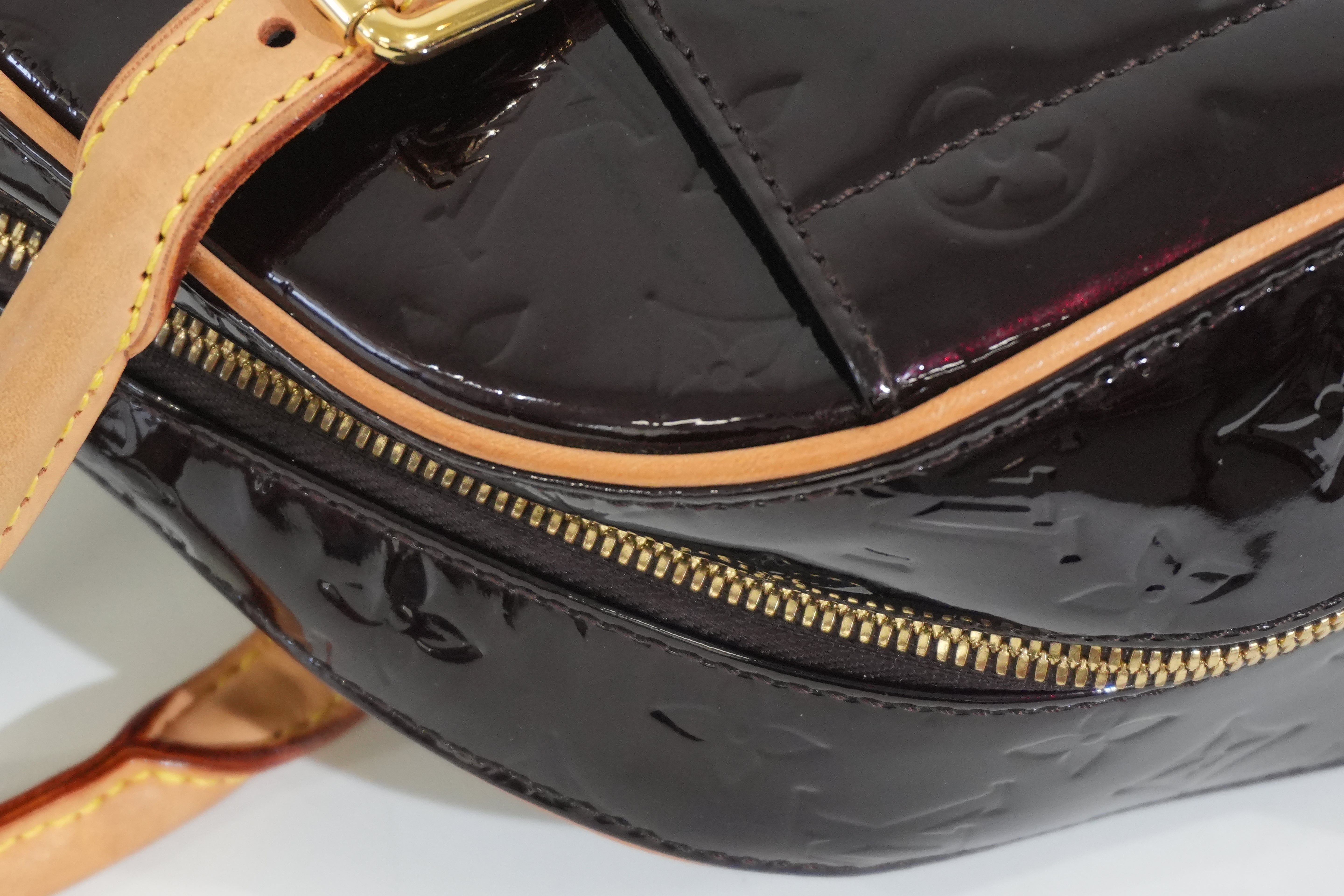Pre-owned Louis Vuitton Vernis Summit Drive Handbag Amarante