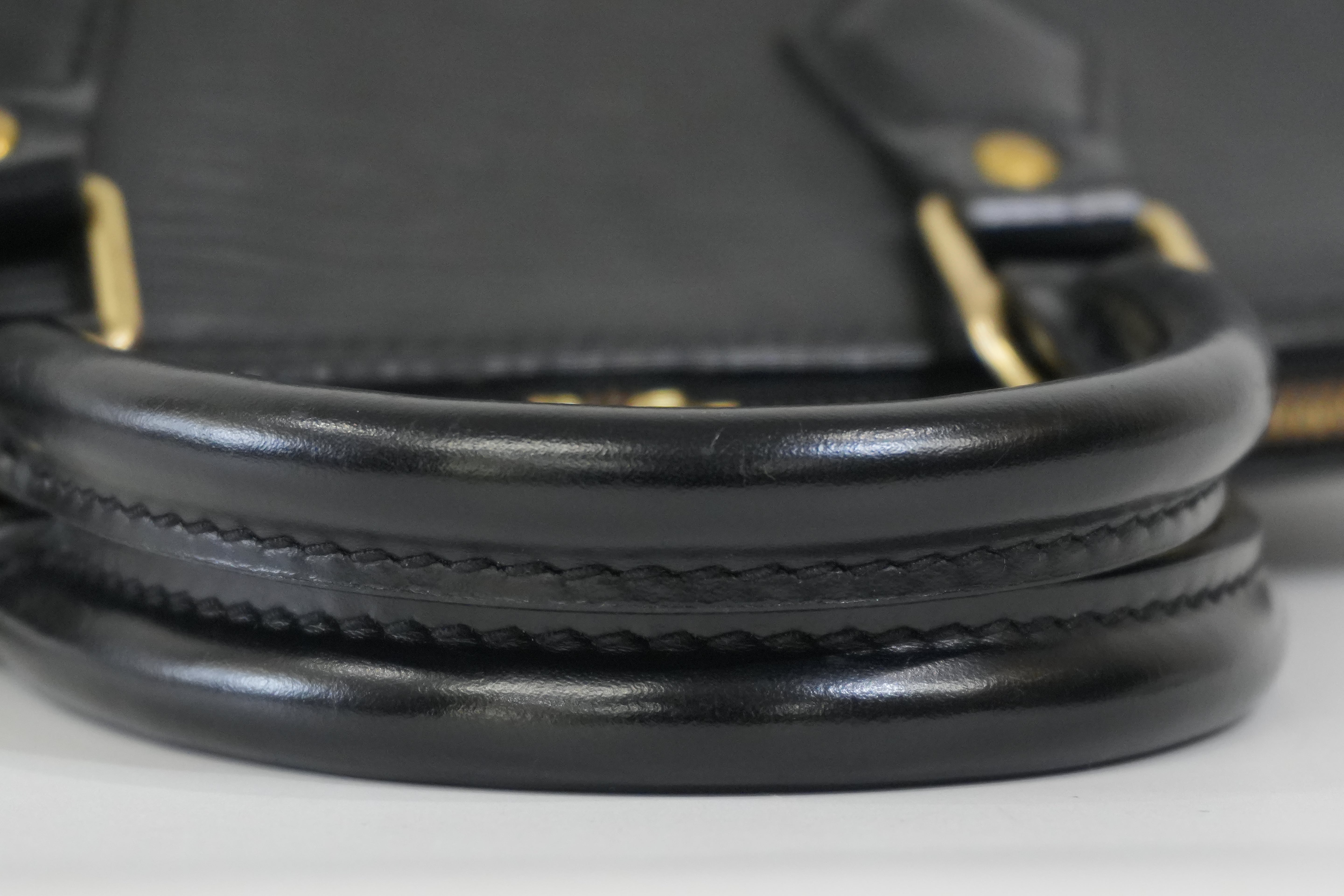 Pre-Owned Louis Vuitton Epi Alma PM Handbag Black