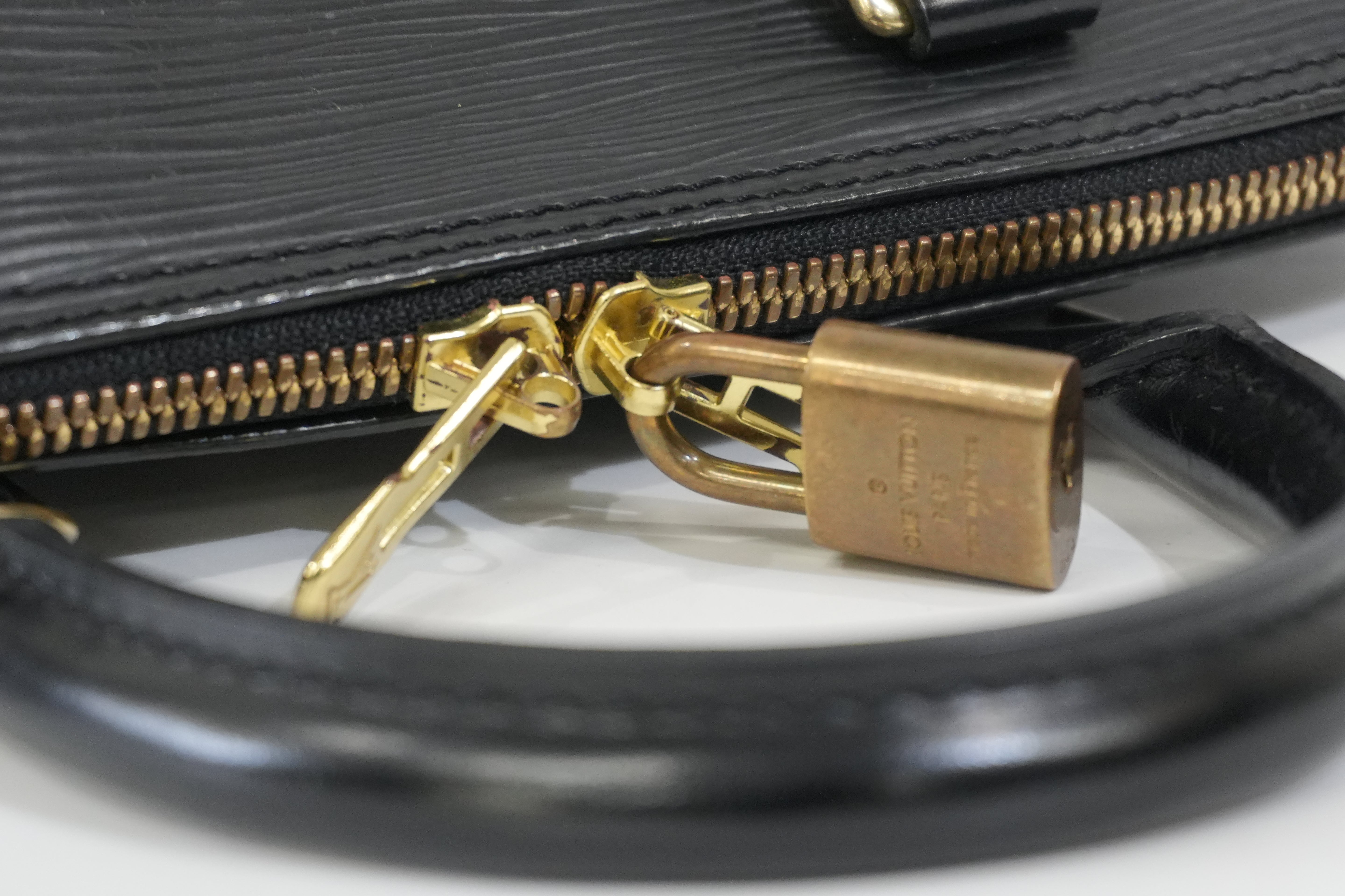 Pre-Owned Louis Vuitton Epi Alma PM Handbag Black