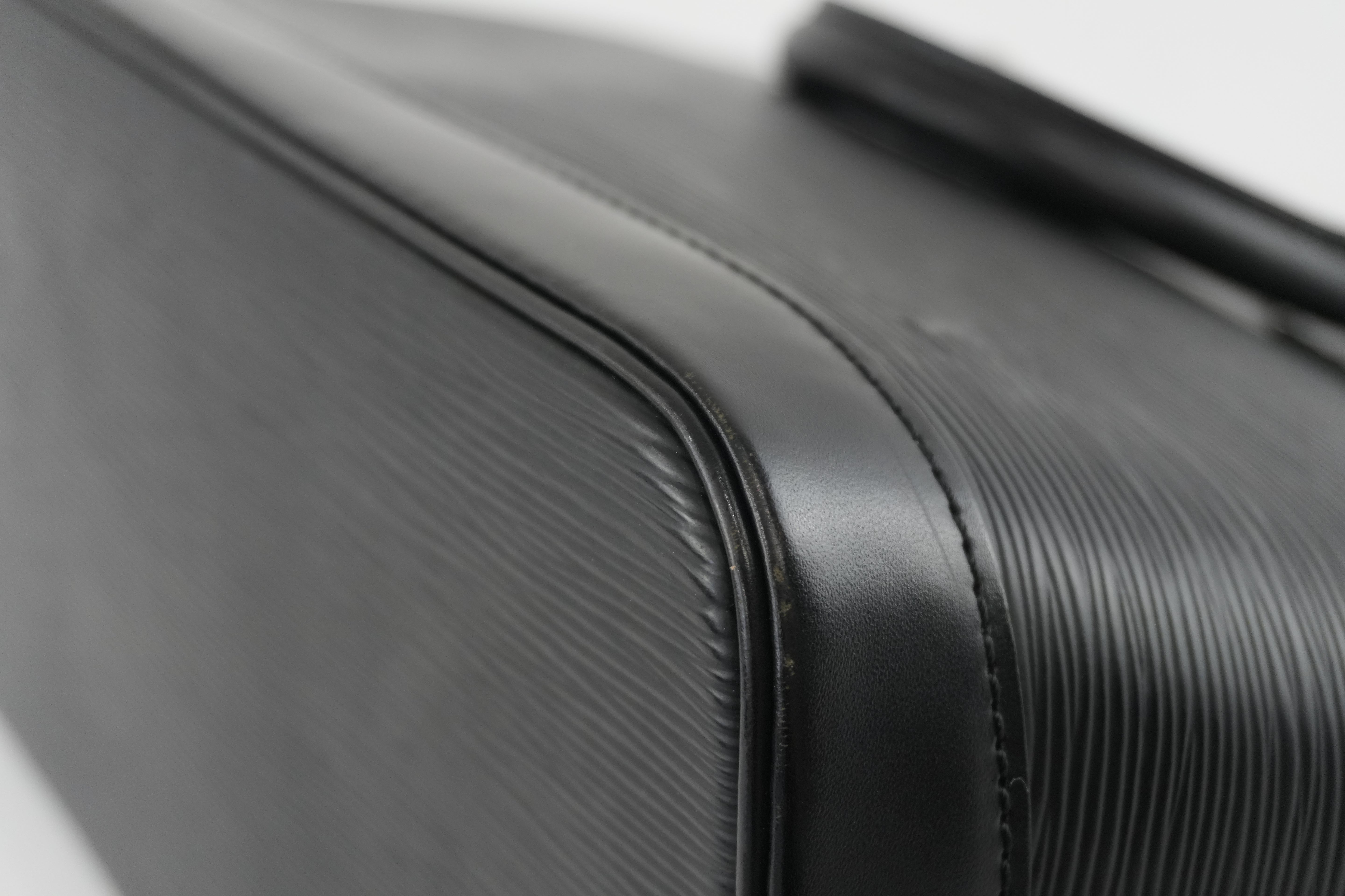 Pre-owned Louis Vuitton Epi Alma Handbag Black