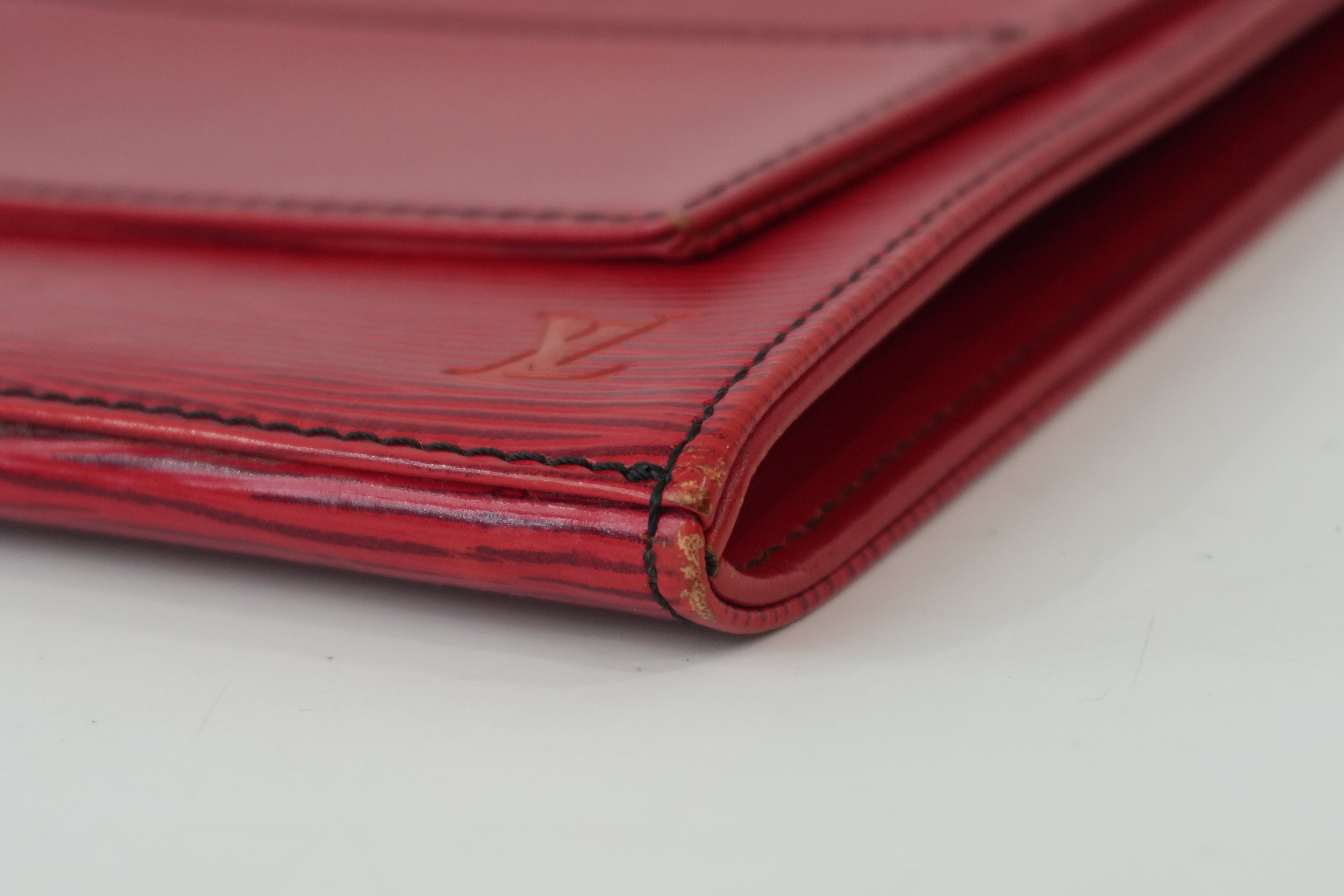 Pre-Owned Louis Vuitton EPI Lena clutch red