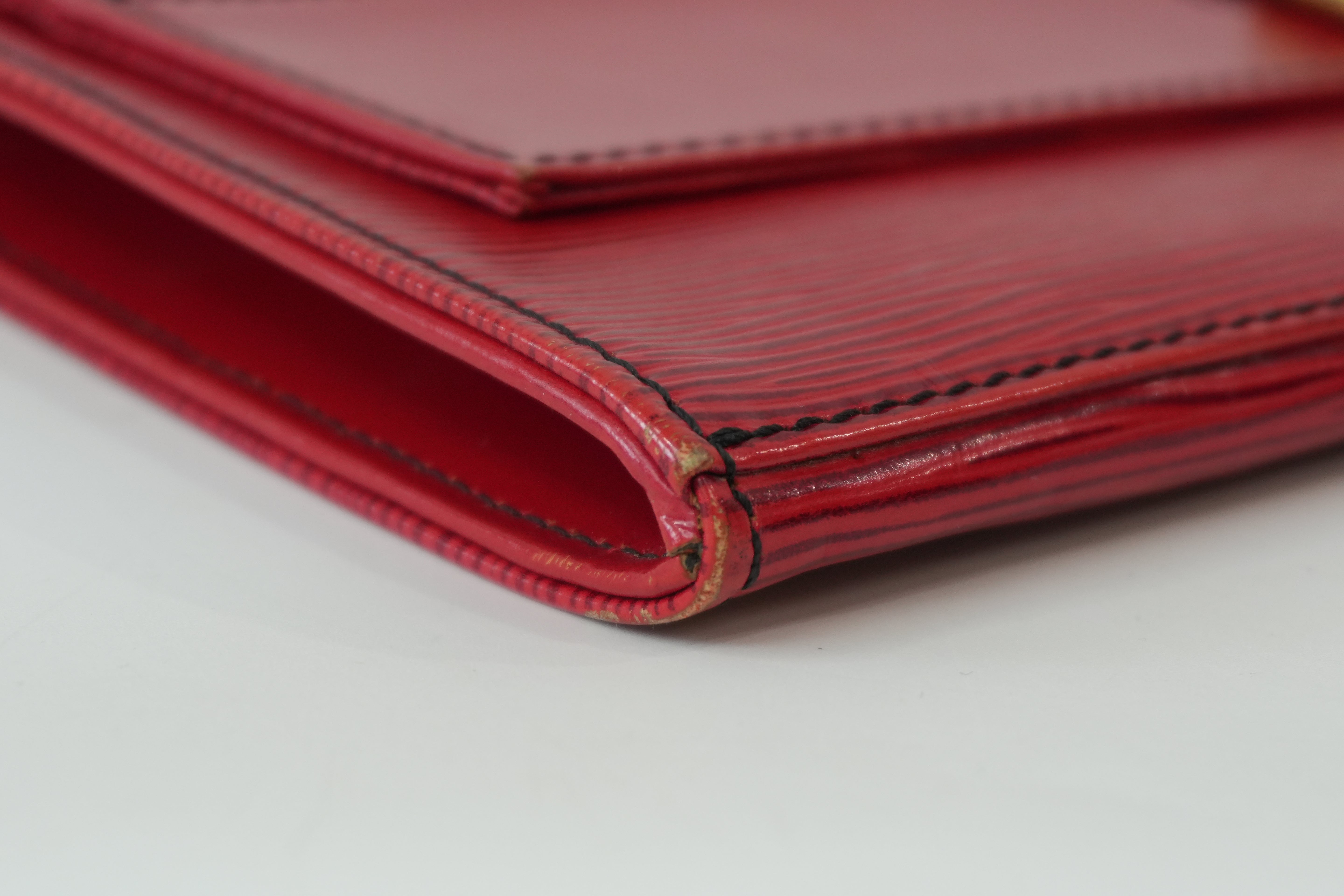 Pre-Owned Louis Vuitton EPI Lena clutch red