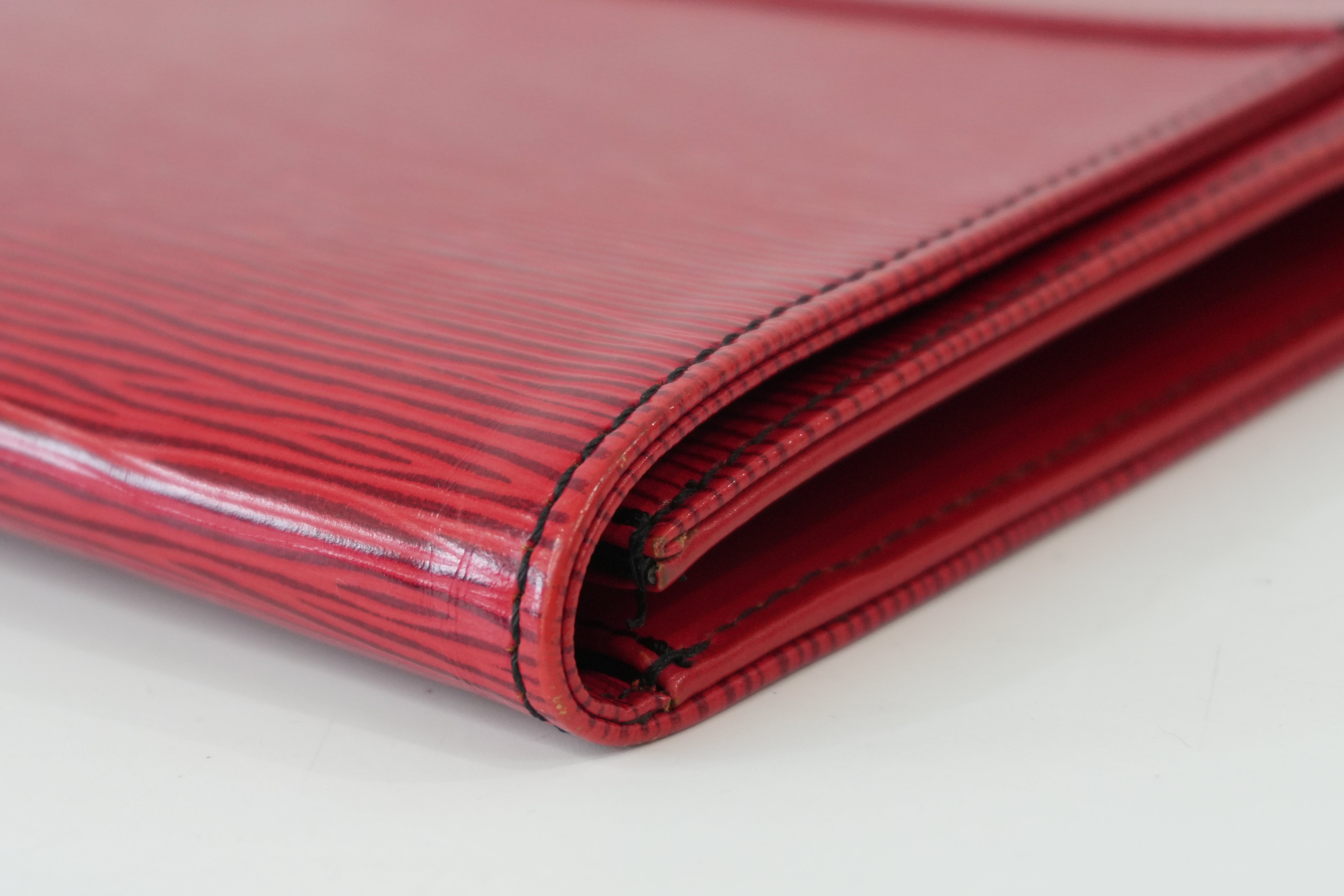 Pre-Owned Louis Vuitton EPI Lena clutch red