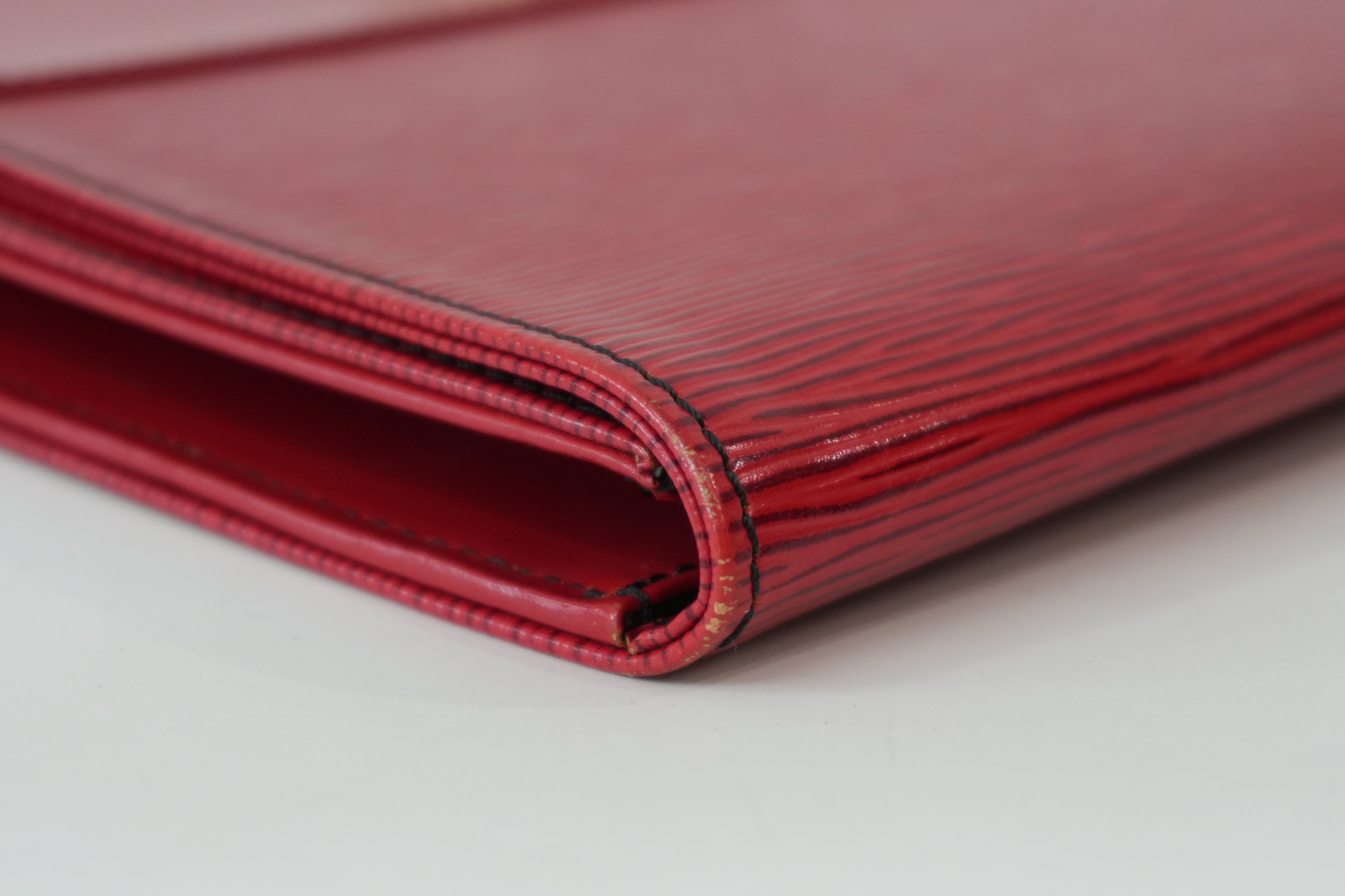 Pre-Owned Louis Vuitton EPI Lena clutch red