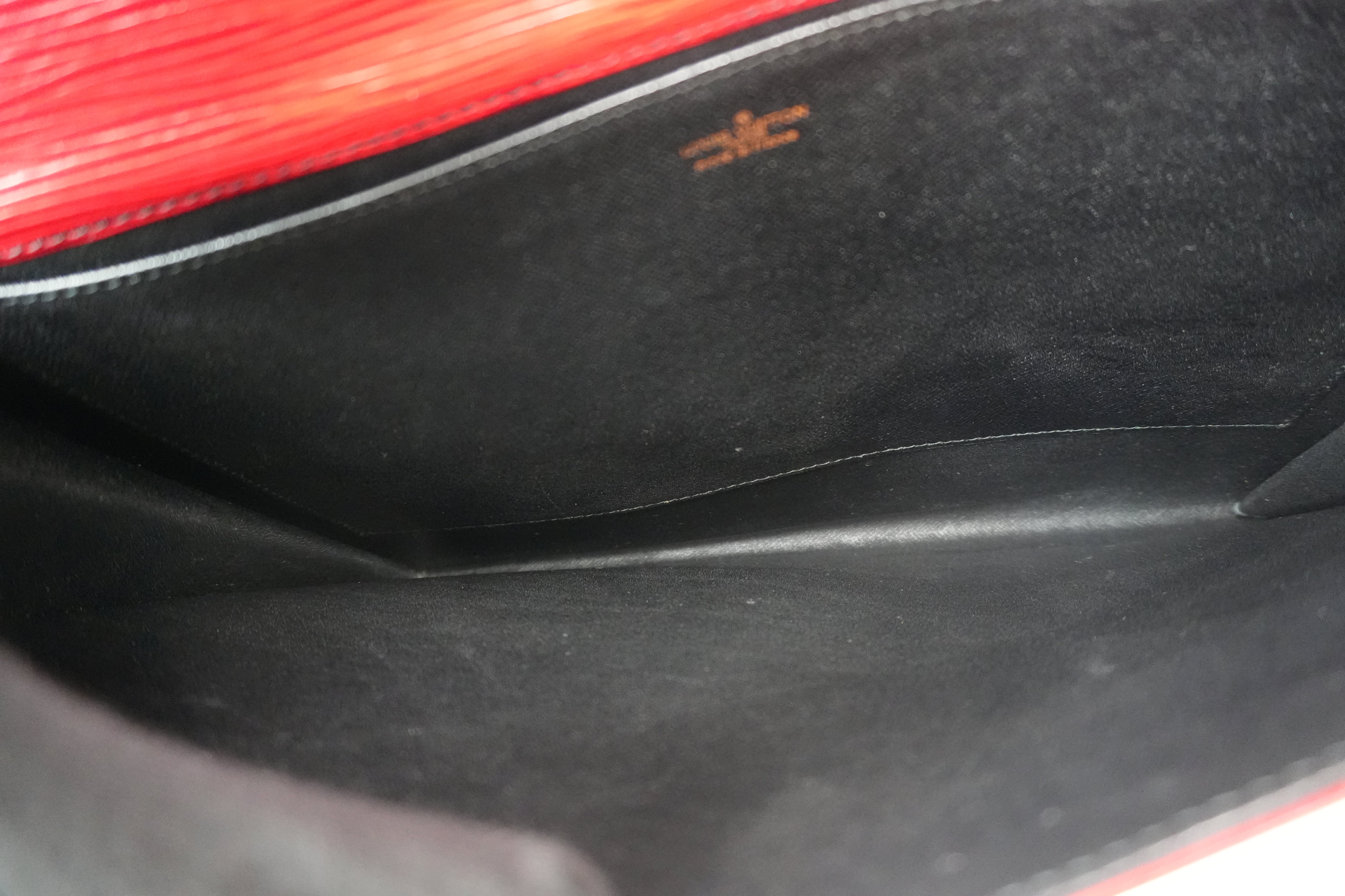 Pre-Owned Louis Vuitton EPI Lena clutch red