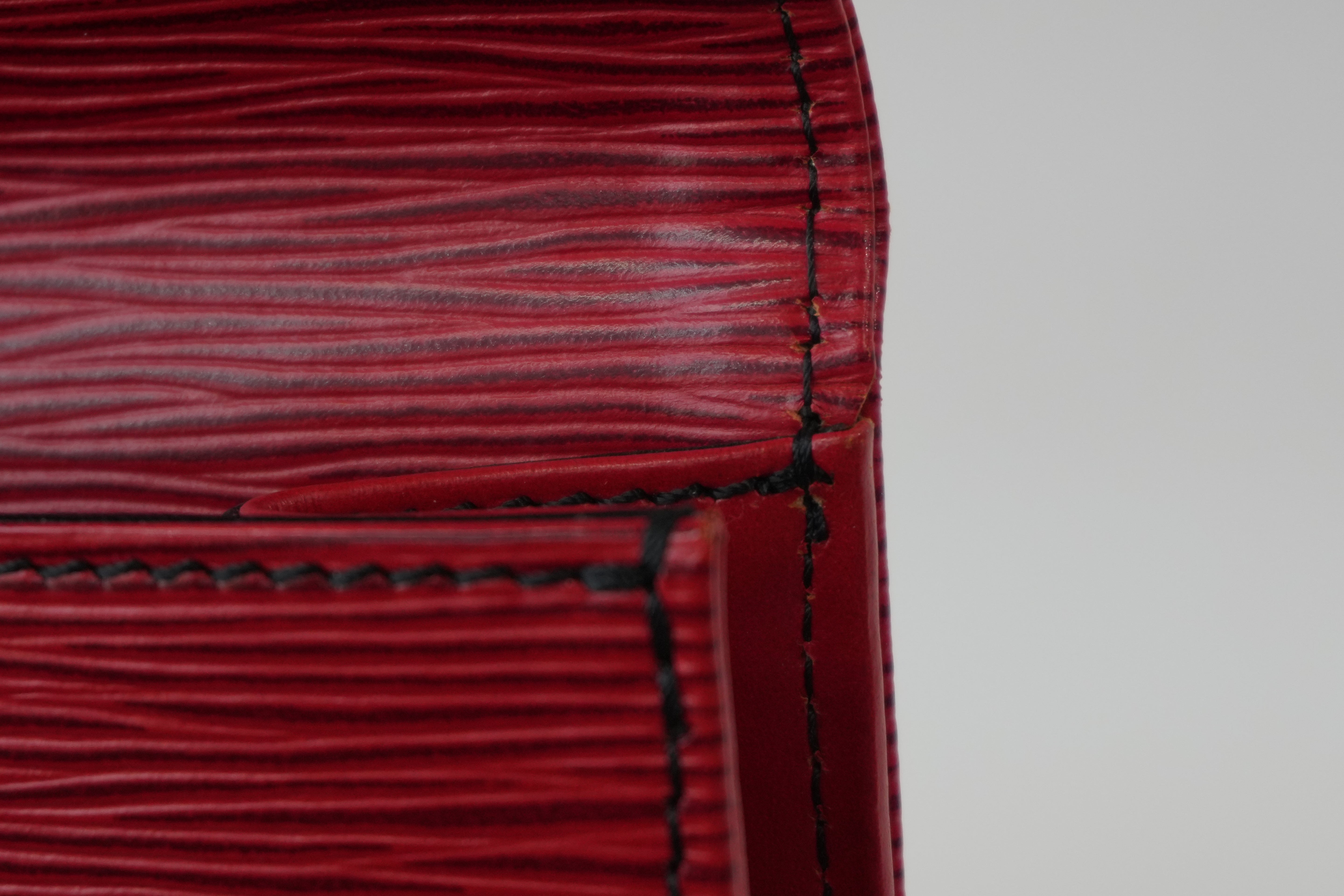 Pre-Owned Louis Vuitton EPI Lena clutch red