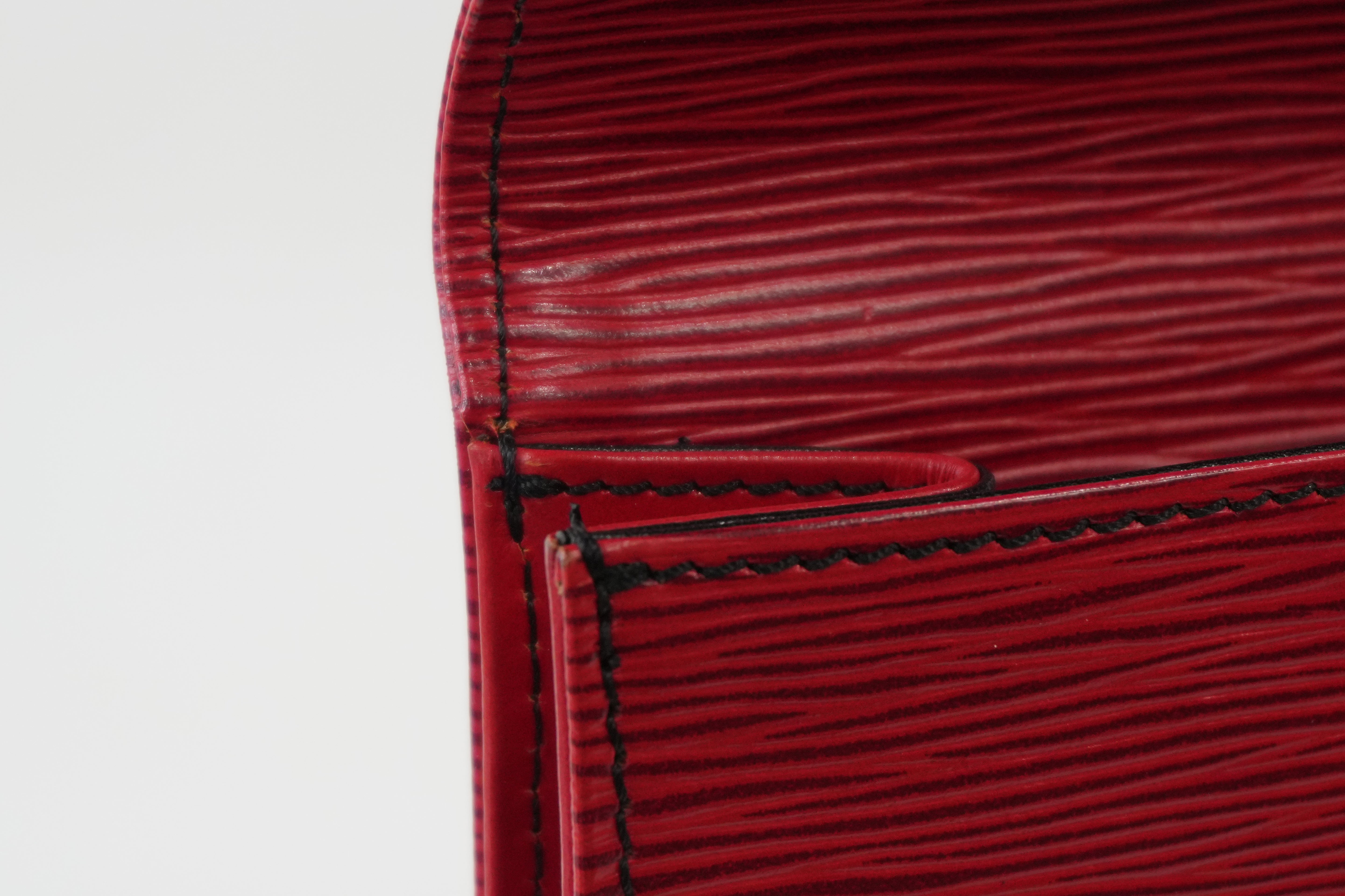 Pre-Owned Louis Vuitton EPI Lena clutch red