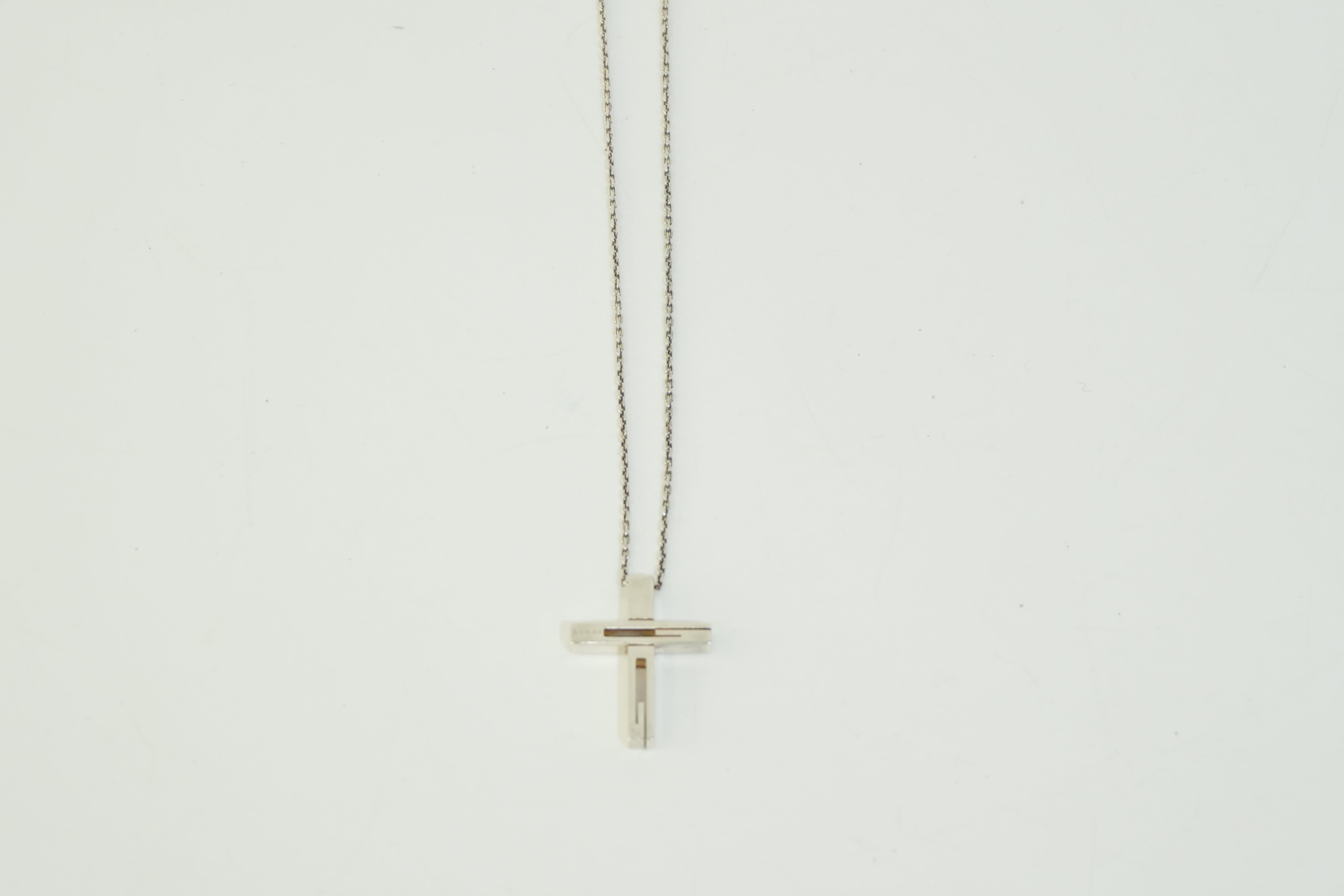 Pre-owned Gucci Silver Crucifix Necklace